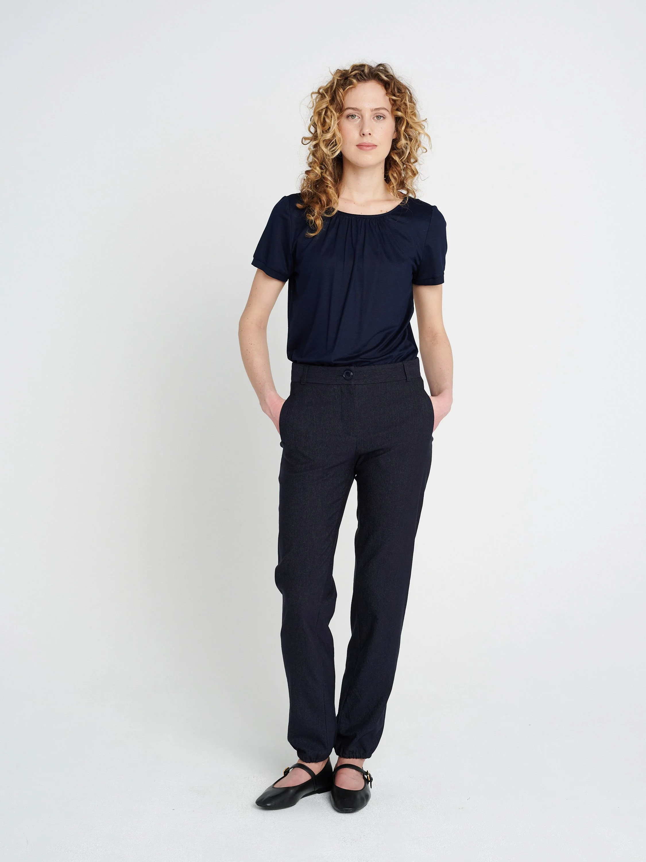 Dunkelblaue Jeans-Pumphose mit geradem Bein, lässig-elegant und gemütlich.