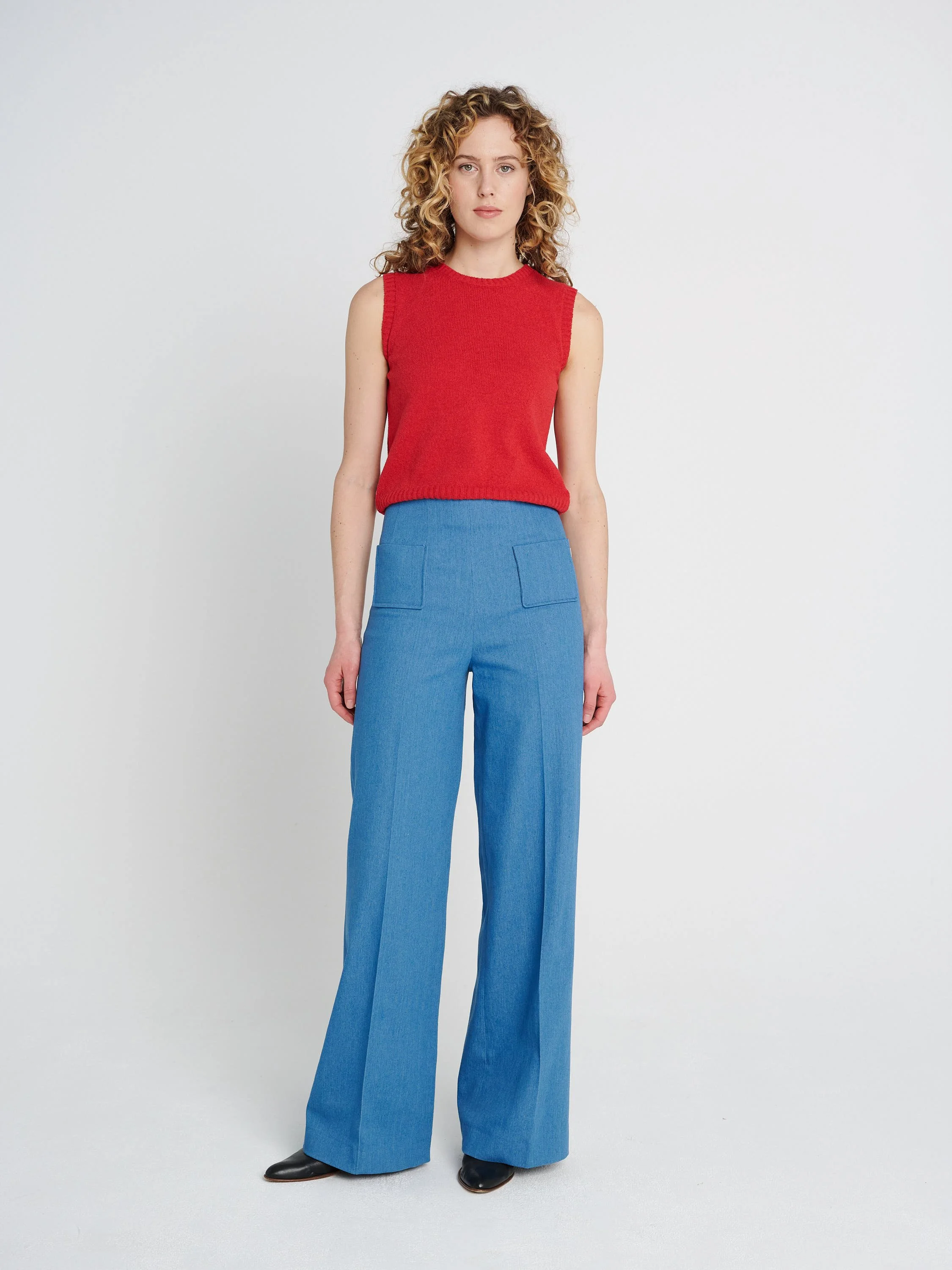 Gemütliche Jeanshose, gerades Hosenbein mit aufgesteppten Taschen, Bügelfalte in hellblau