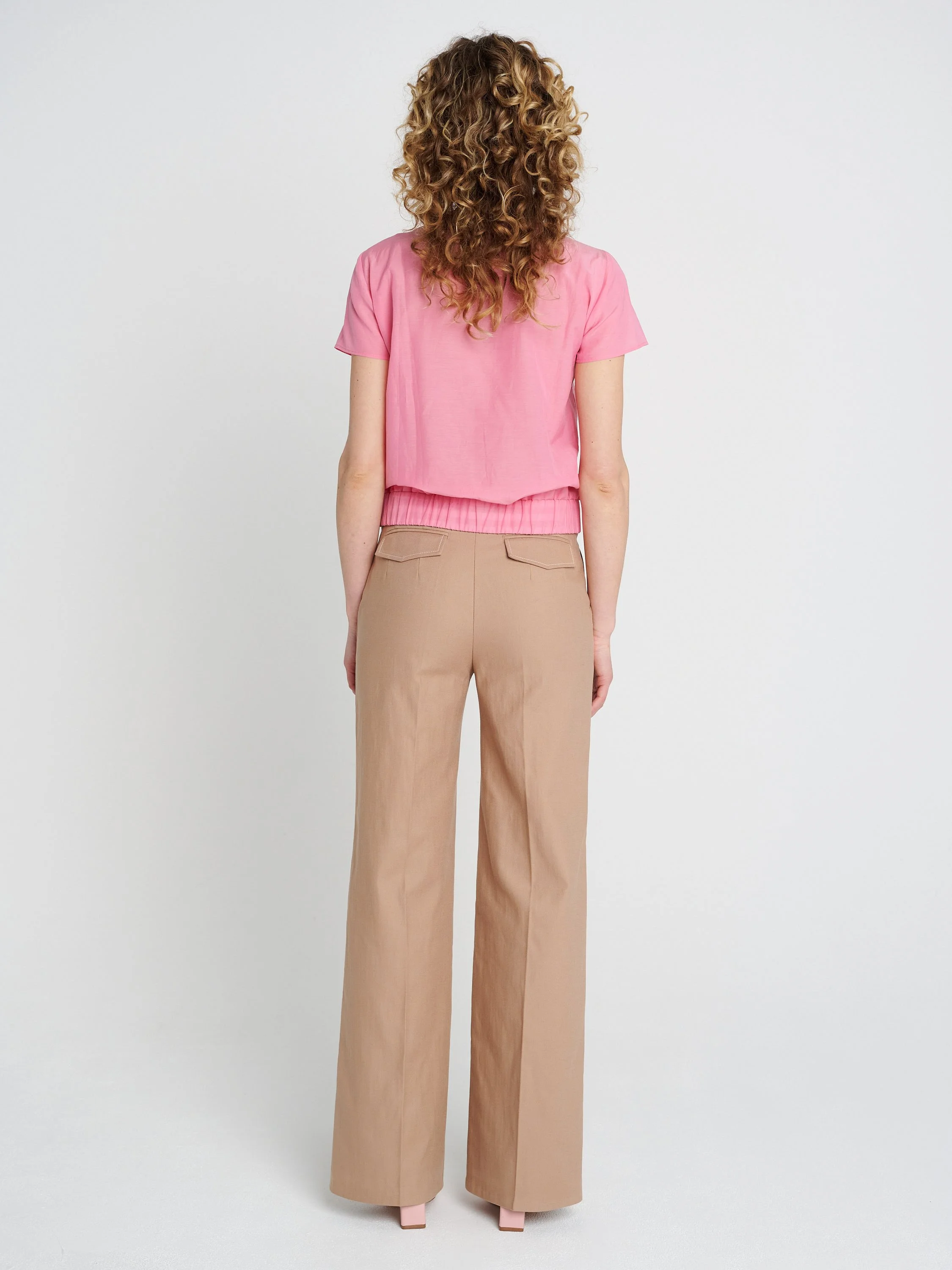 Kurzes Shirt mit rundem Ausschnitt und breitem Bündchen am Saum mit kurzen Ärmeln in rosa