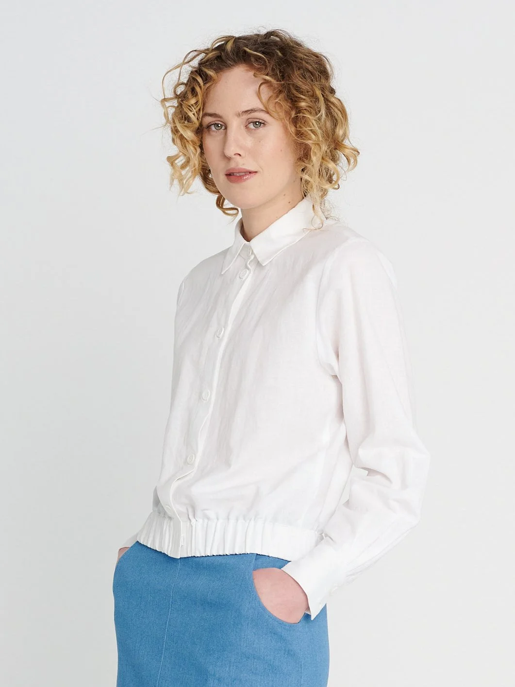 Weißes Leinenhemd im Blouson Stil mit weiten Ärmeln, Kragen und Knopfleiste.