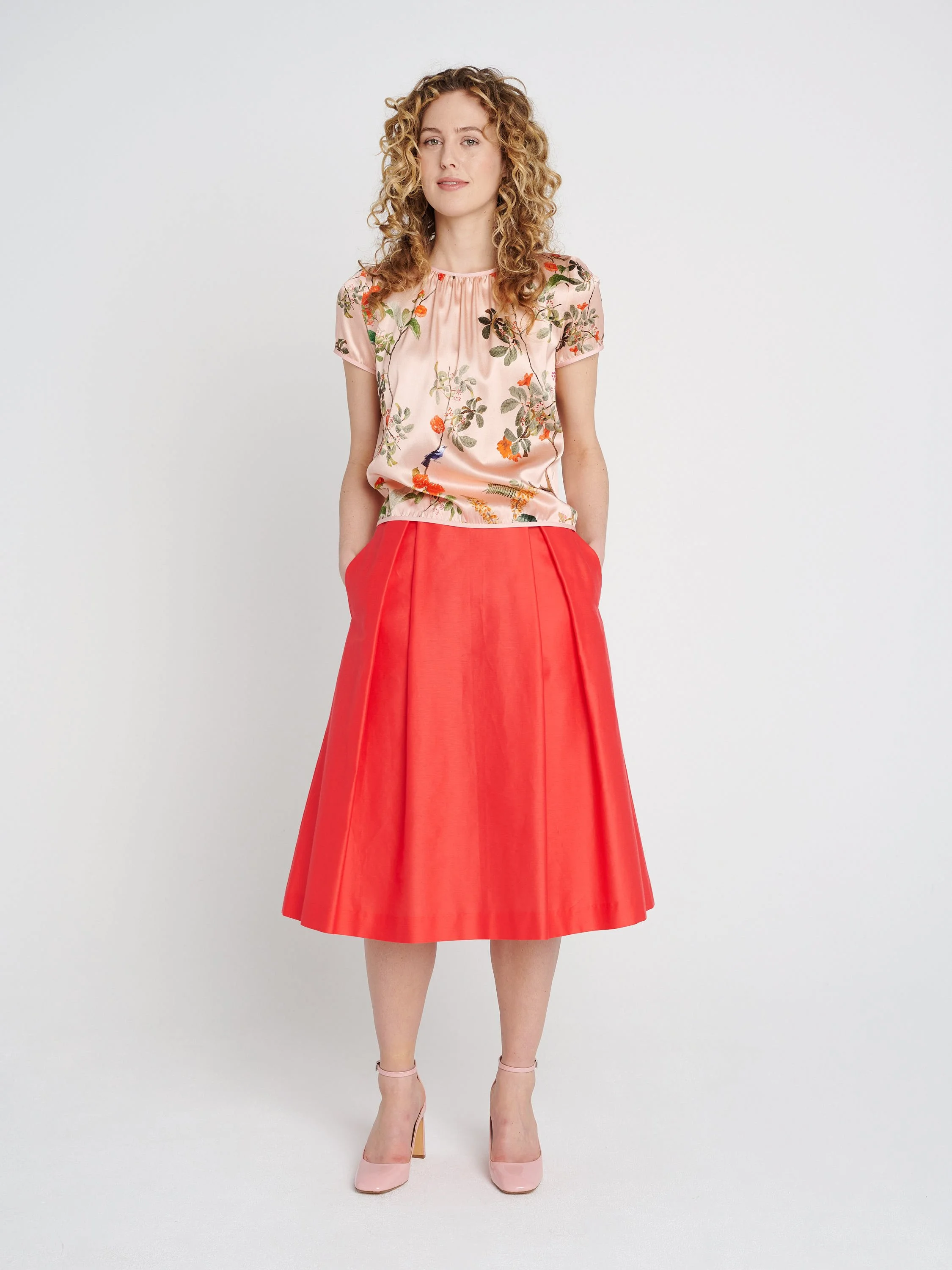 Lässig-elegante Sommerbluse aus Seide, floral gemustert, Rundhalsausschnitt und kurze Ärmel.