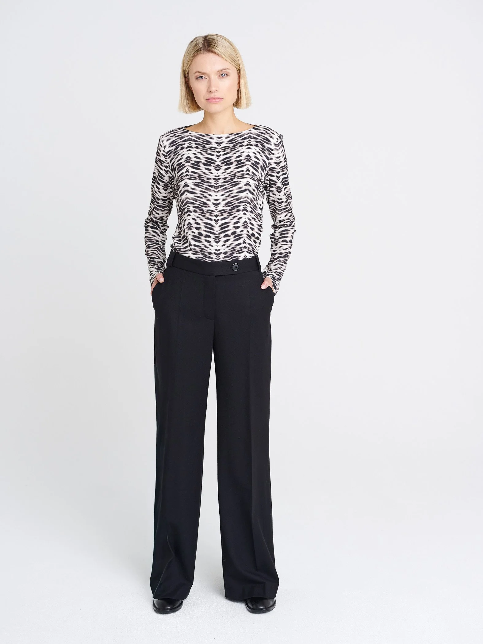 Enganliegendes T-Shirt aus Jersey mit U-Boot-Ausschnitt in Leoparden-Print