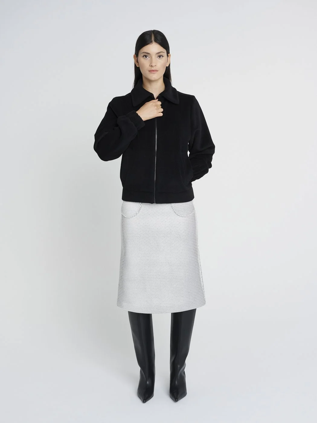 Blouson aus schwarzer Wolle mit großem Kragen, Leistentaschen vorne und lockerer Passform.