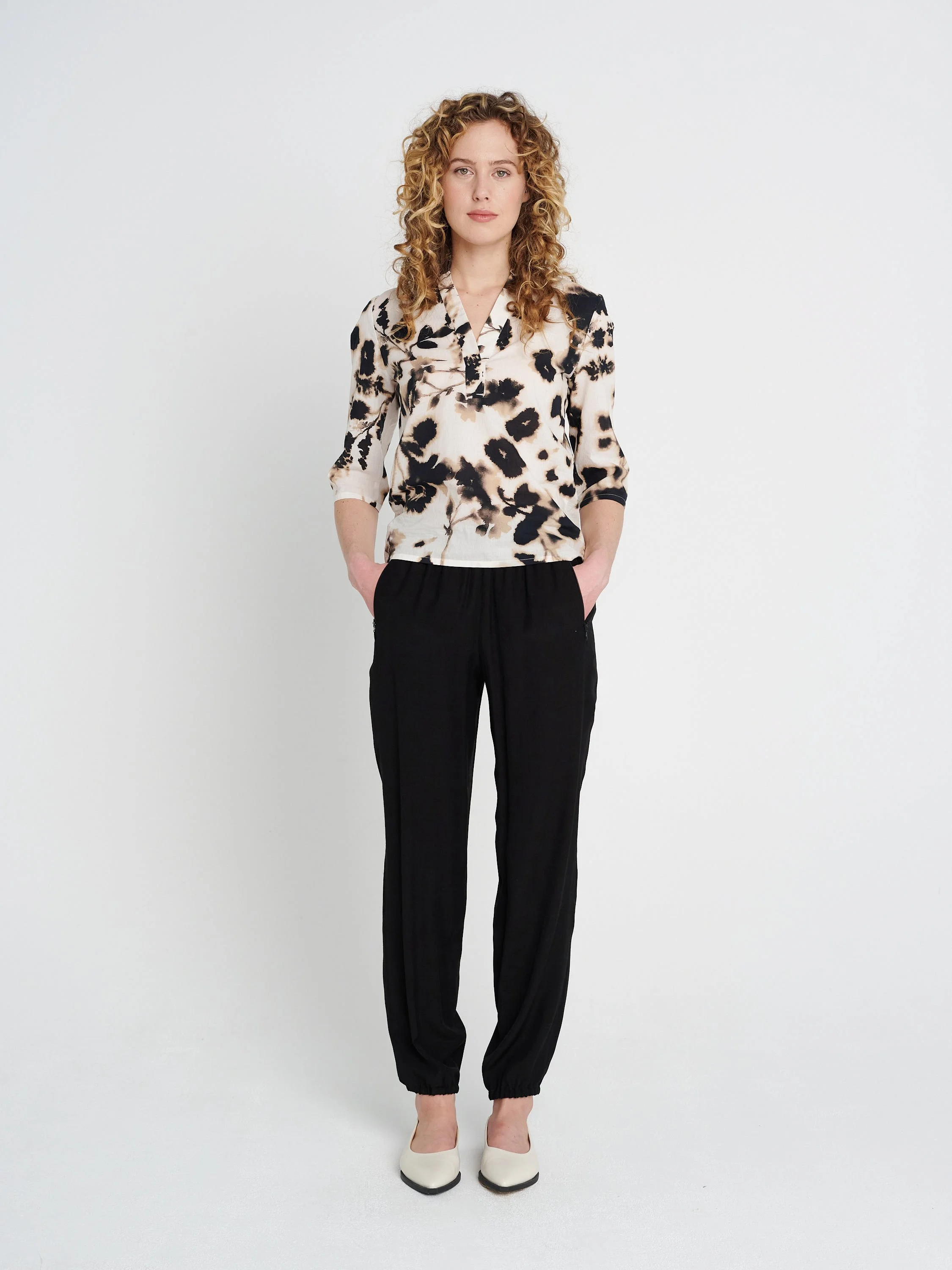 Sommerliche, gemütliche Hose mit fließendem Fall, elastisches Bündchen, schmales Bein in schwarz