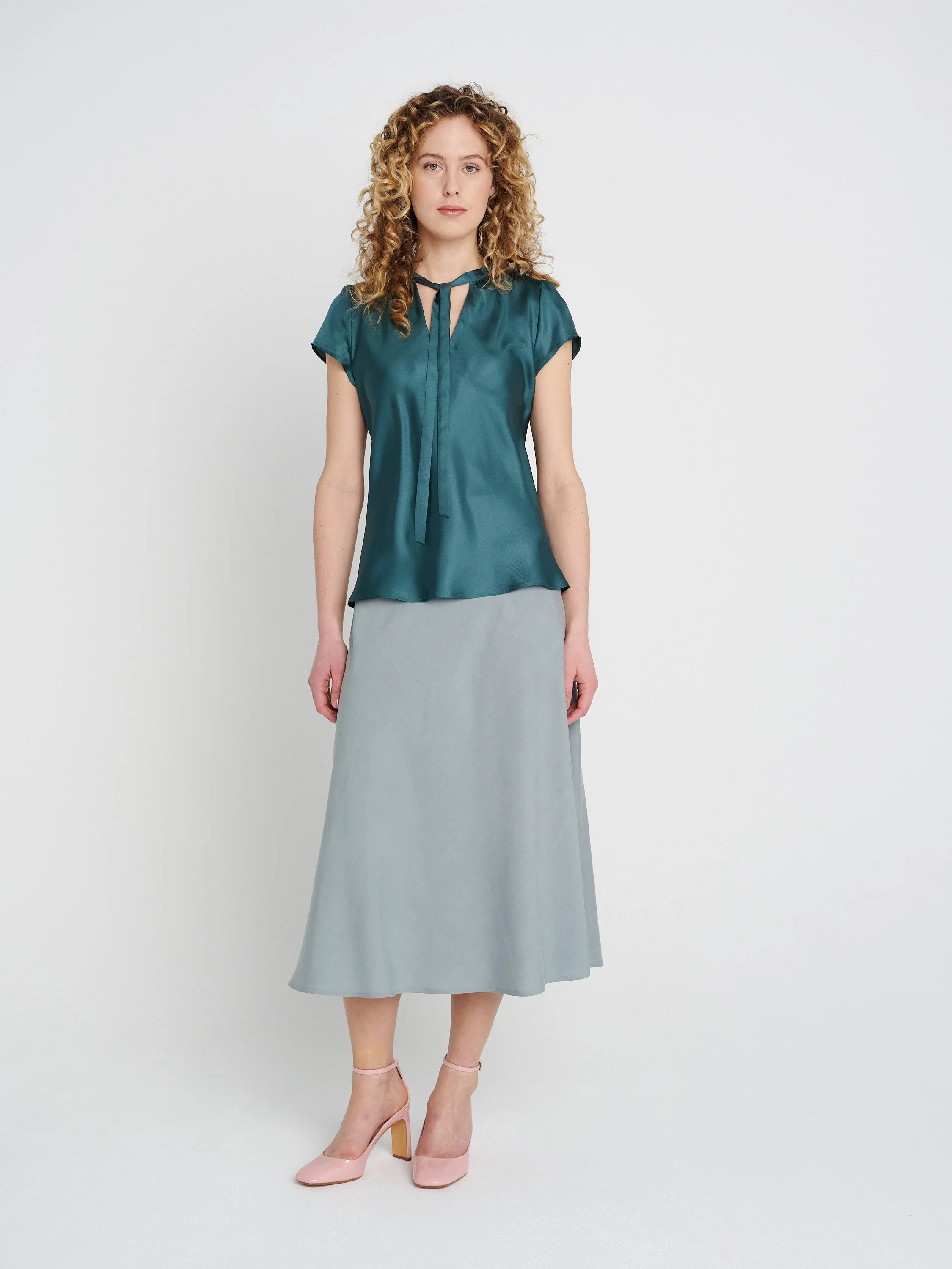 Dunkeltürkises Neckholder-Oberteil mit luftigem Fall, ohne Ärmel mit schmalem Kragen und V-Ausschnitt.