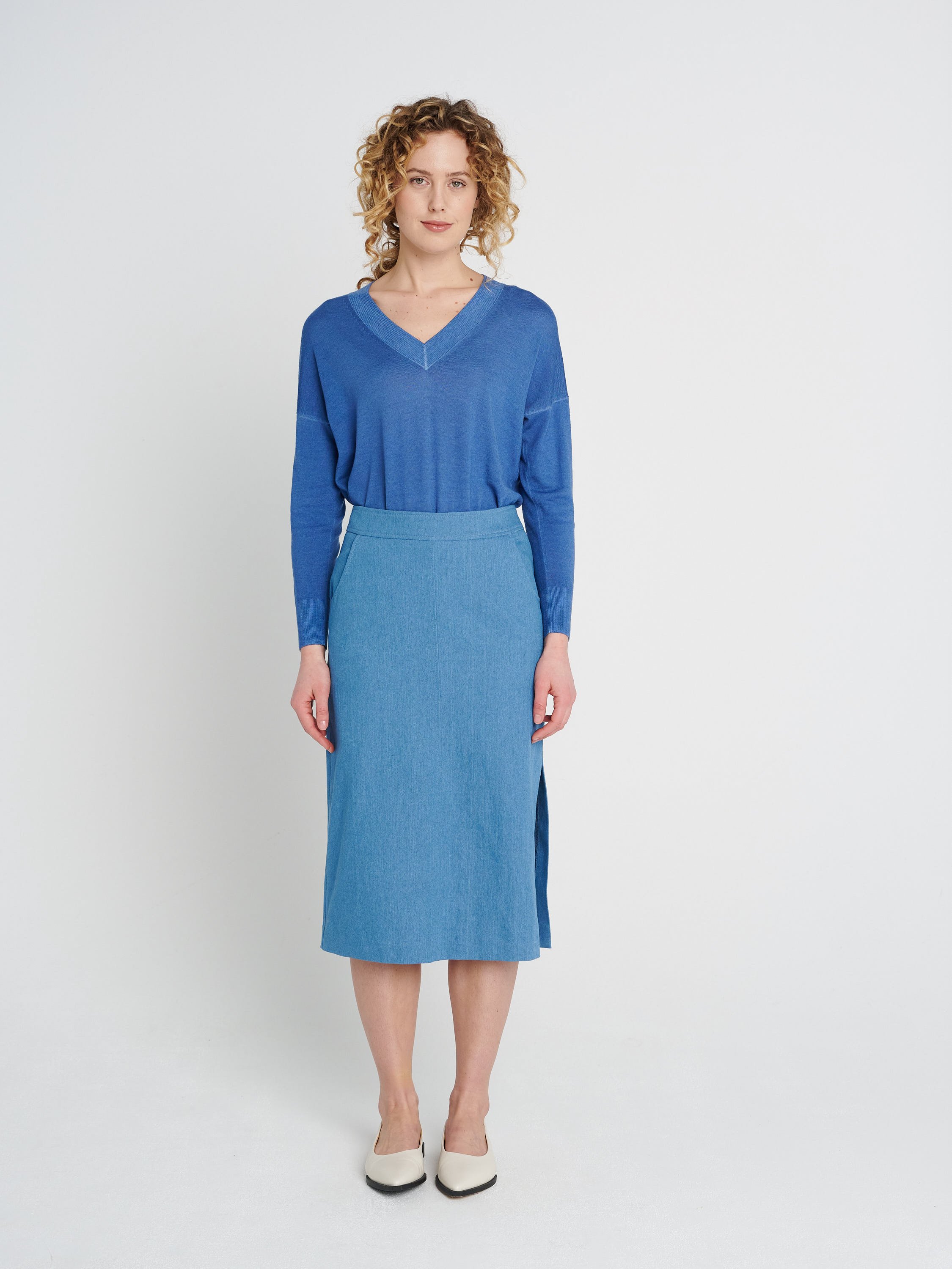 Gerader Rock aus elastischer Baumwolle in Midi-Länge aus hellblauem Denim.