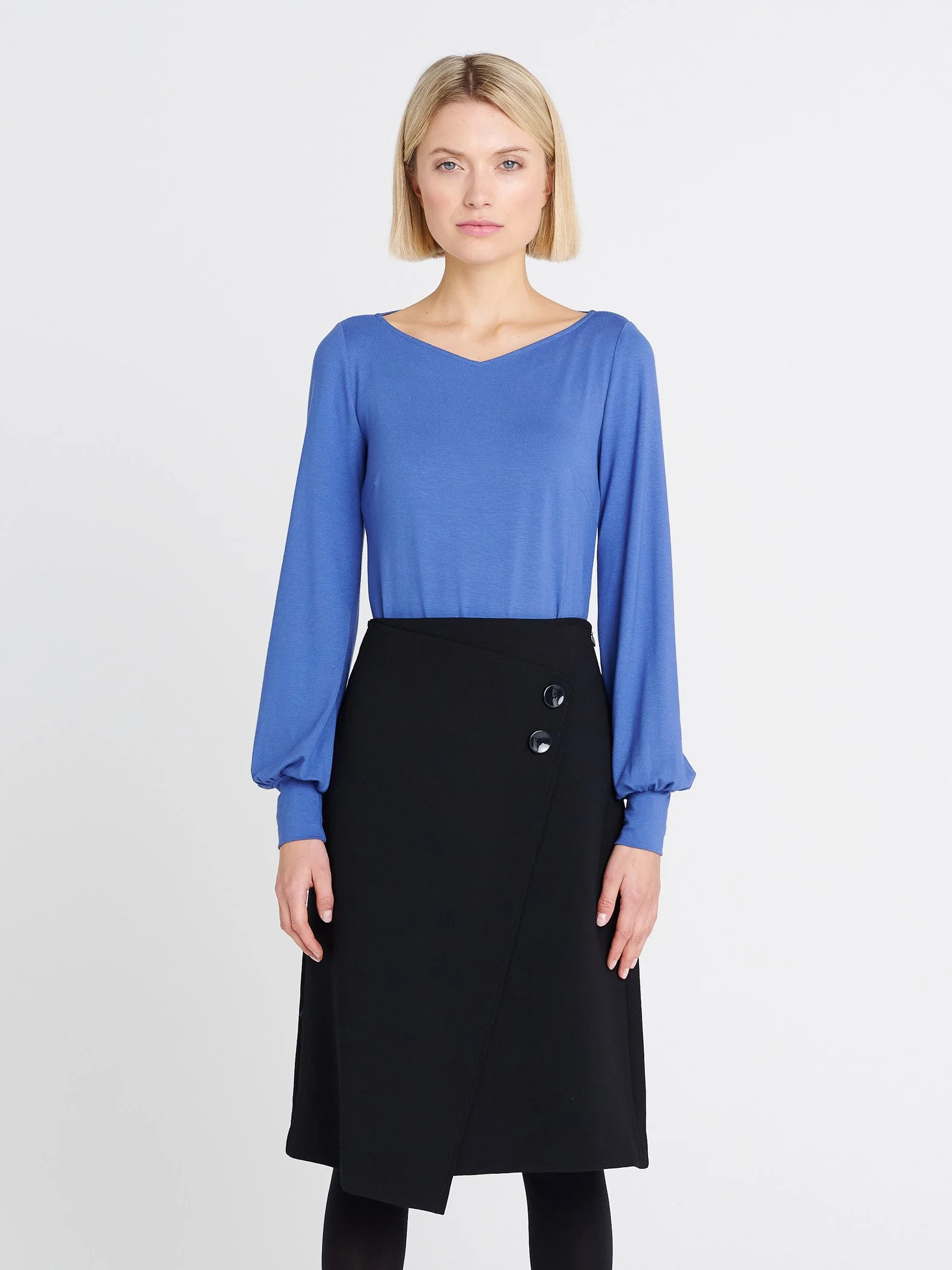 Figurbetontes T-Shirt mit eleganten Trompetenärmeln und V-Ausschnitt in blau