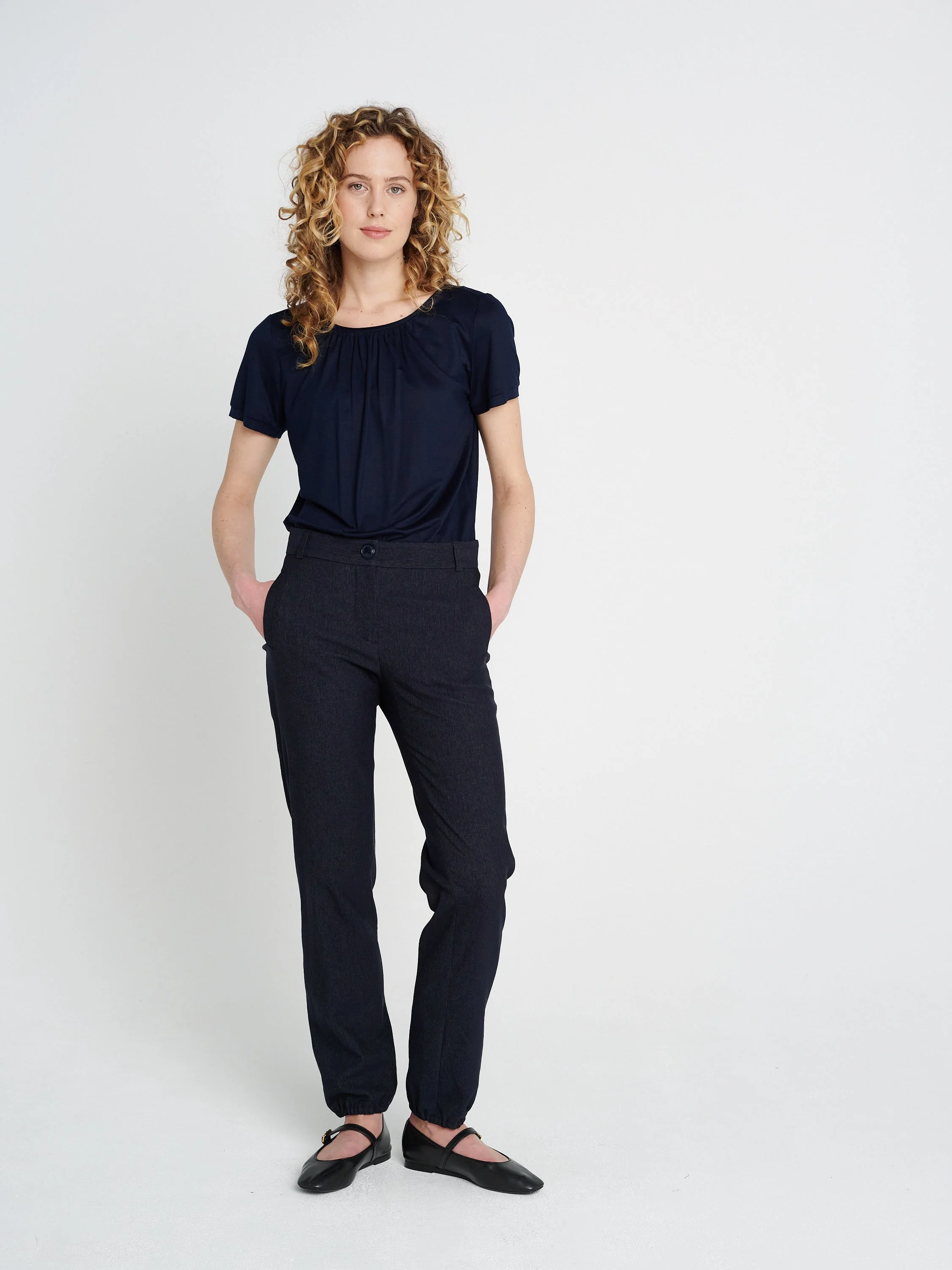 Dunkelblaue Jeans-Pumphose mit geradem Bein, lässig-elegant und gemütlich.