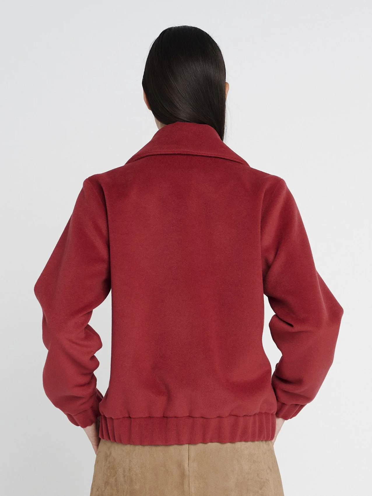 Elegant-Lässige Blousonjacke in rot, endet auf der Hüfte mit breiten Taschen und großem Kragen.
