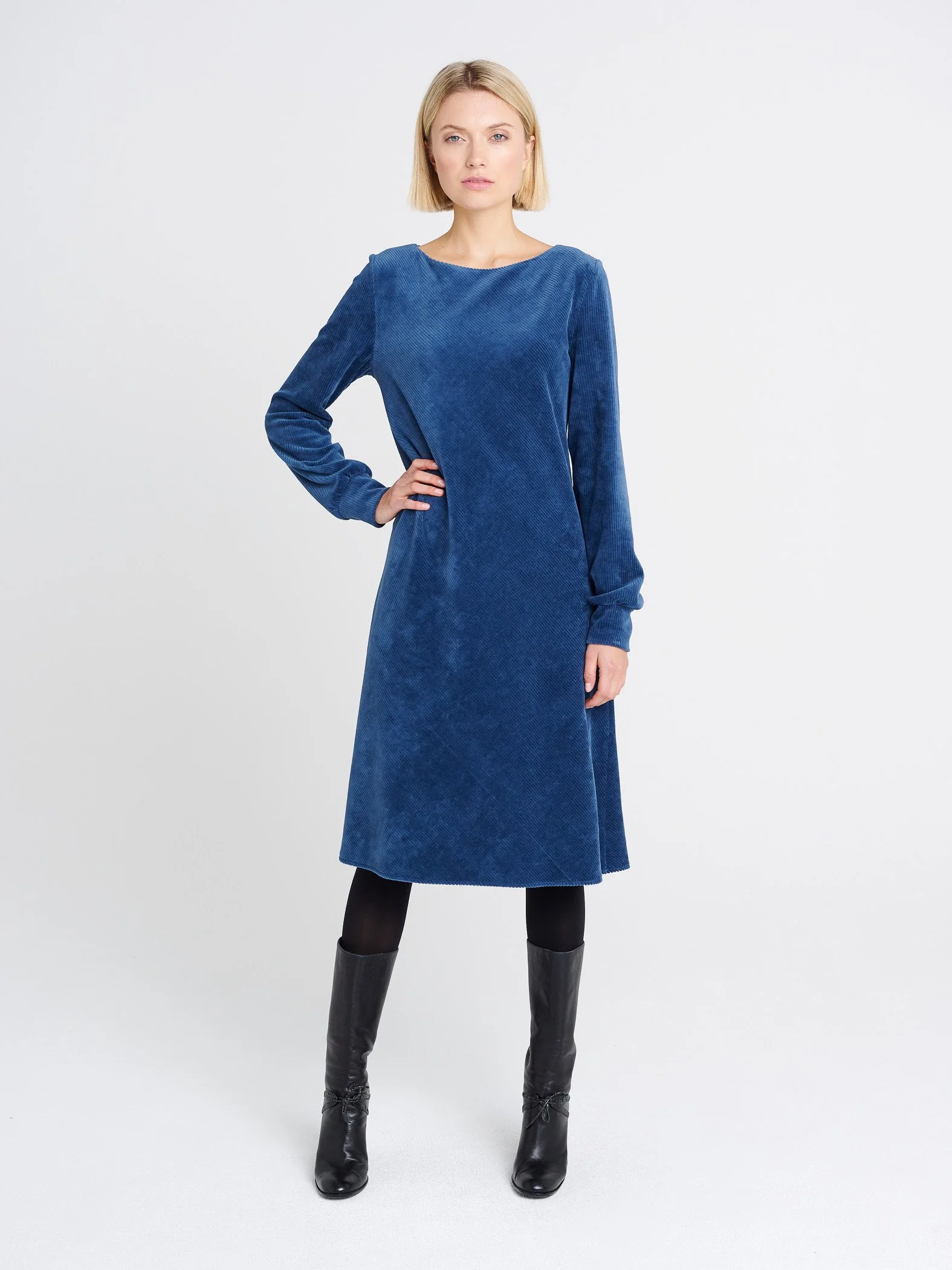 Knielanges Cord-Kleid mit U-Boot-Ausschnitt und Bischof-Ärmeln in mittelblau.
