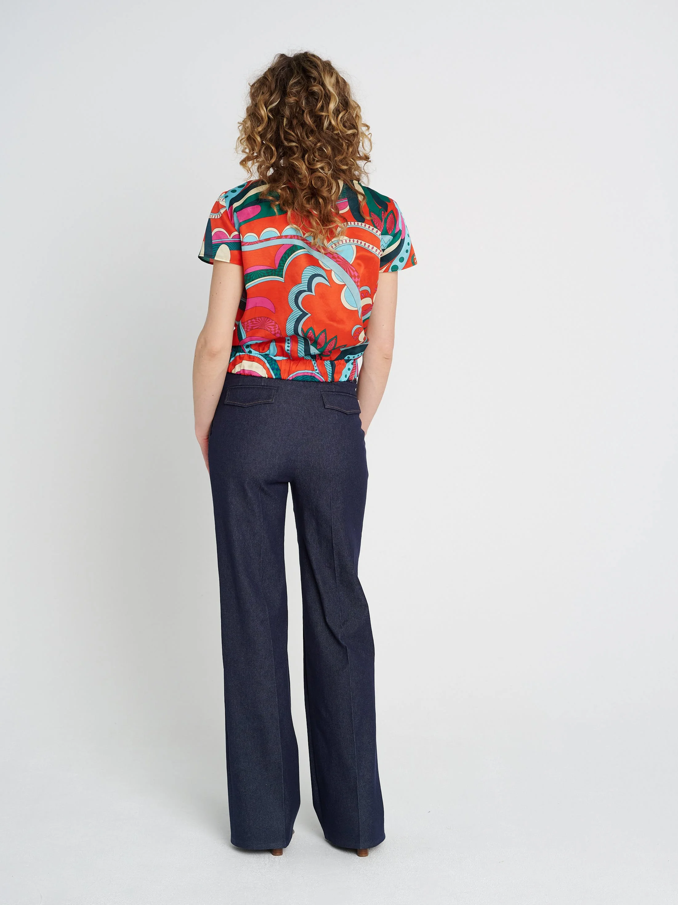 Lockeres Shirt für den Sommer mit Rundhalsausschnitt, kurzen Ärmel und Bündchen in orange/ türkis gemustert.