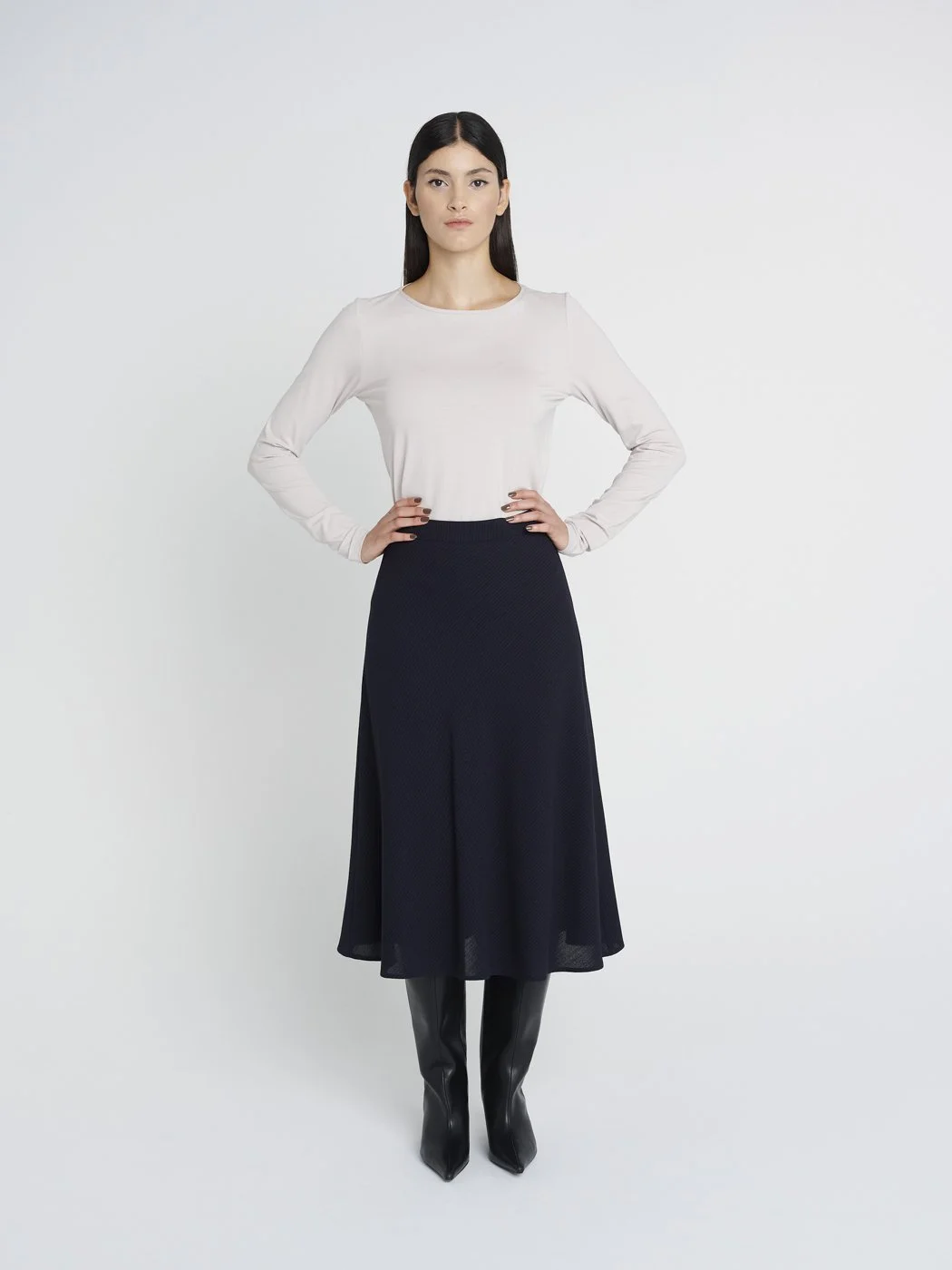 Eleganter, mittellanger Rock, ausgestellt mit Bündchen an der Taille in dunkelblau mit Nadelstreifen.