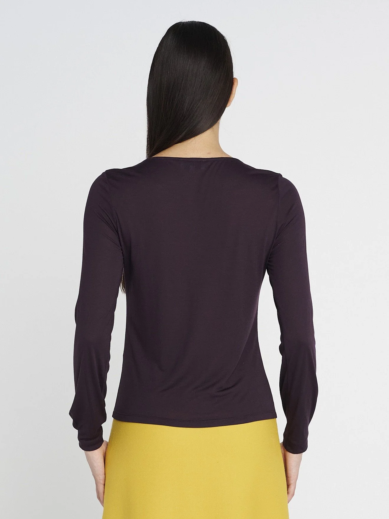 Elegantes und feminines T-Shirt, bordeaux, Langärmlich mit gelegten Falten am runden Ausschnitt.