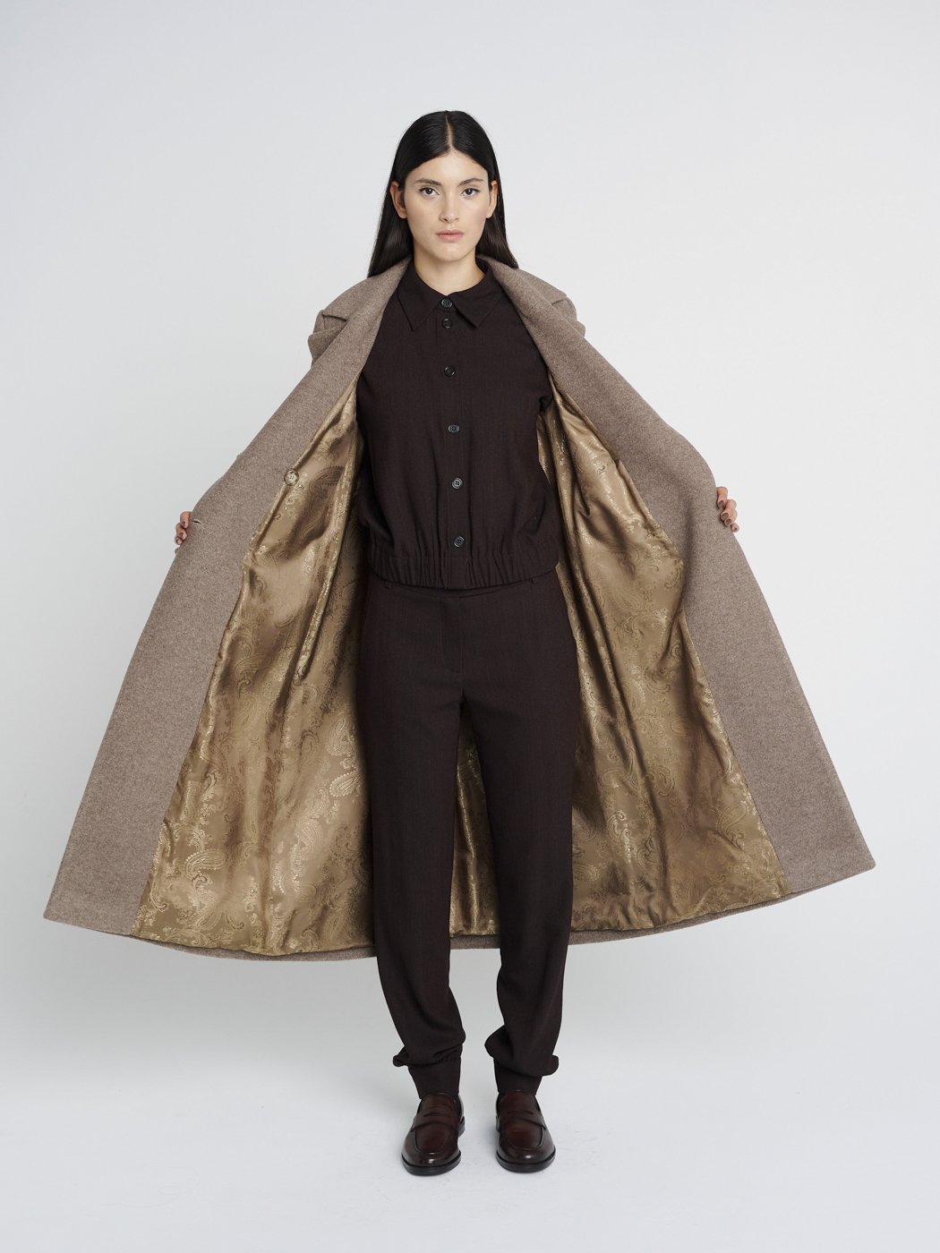 Lässiger, langer Wintermantel, braun/grau mit gleichfarbigem Gürtel, breites Revers und Taschen.