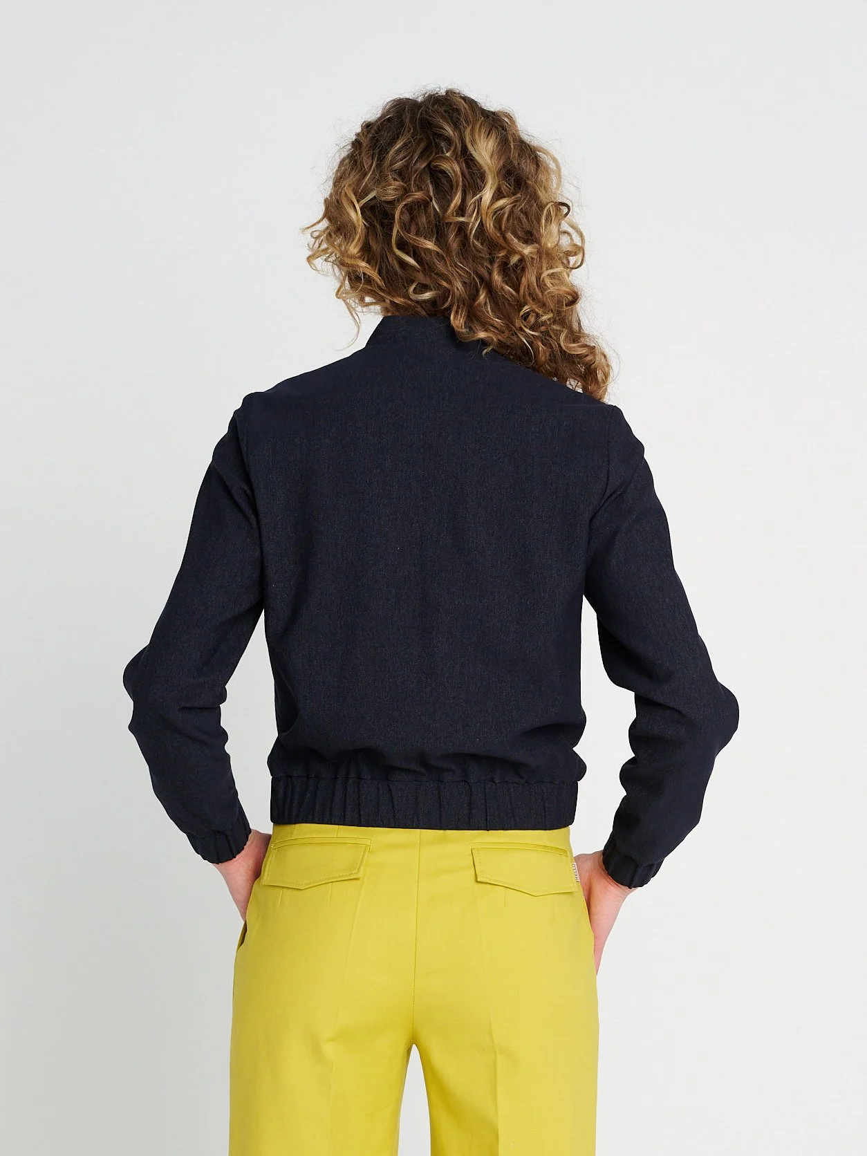 Bomberjacke aus Jeans mit Reißverschlusstaschen und Stehkragen, Hüftlang, locker geschnitten.