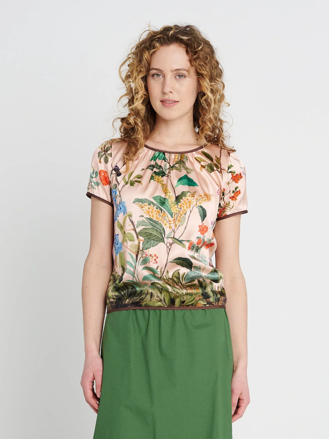 Lässig-elegante Sommerbluse aus Seide, floral gemustert, Rundhalsausschnitt und kurze Ärmel