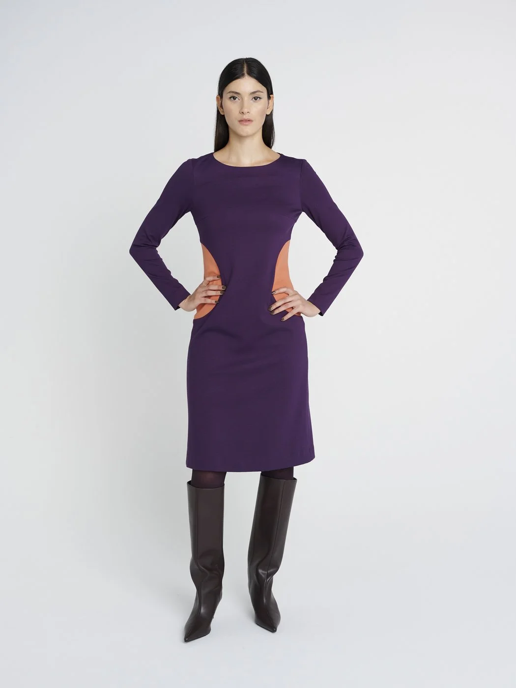 Figurbetontes, knielanges Jerseykleid mit zweifarbigem Design in lila und orange mit Rundhalsausschnitt.
