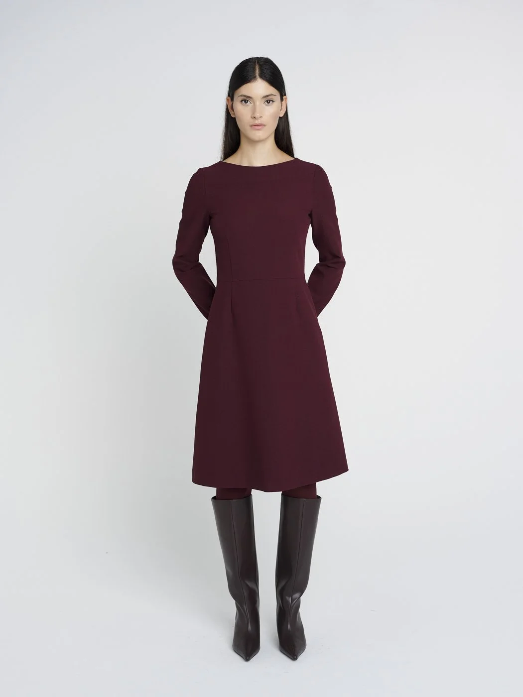 Elegantes, feminines Kleid mit schwingendem Rock und langen Ärmeln in dunkelrot, Oberteil eng geschnitten.
