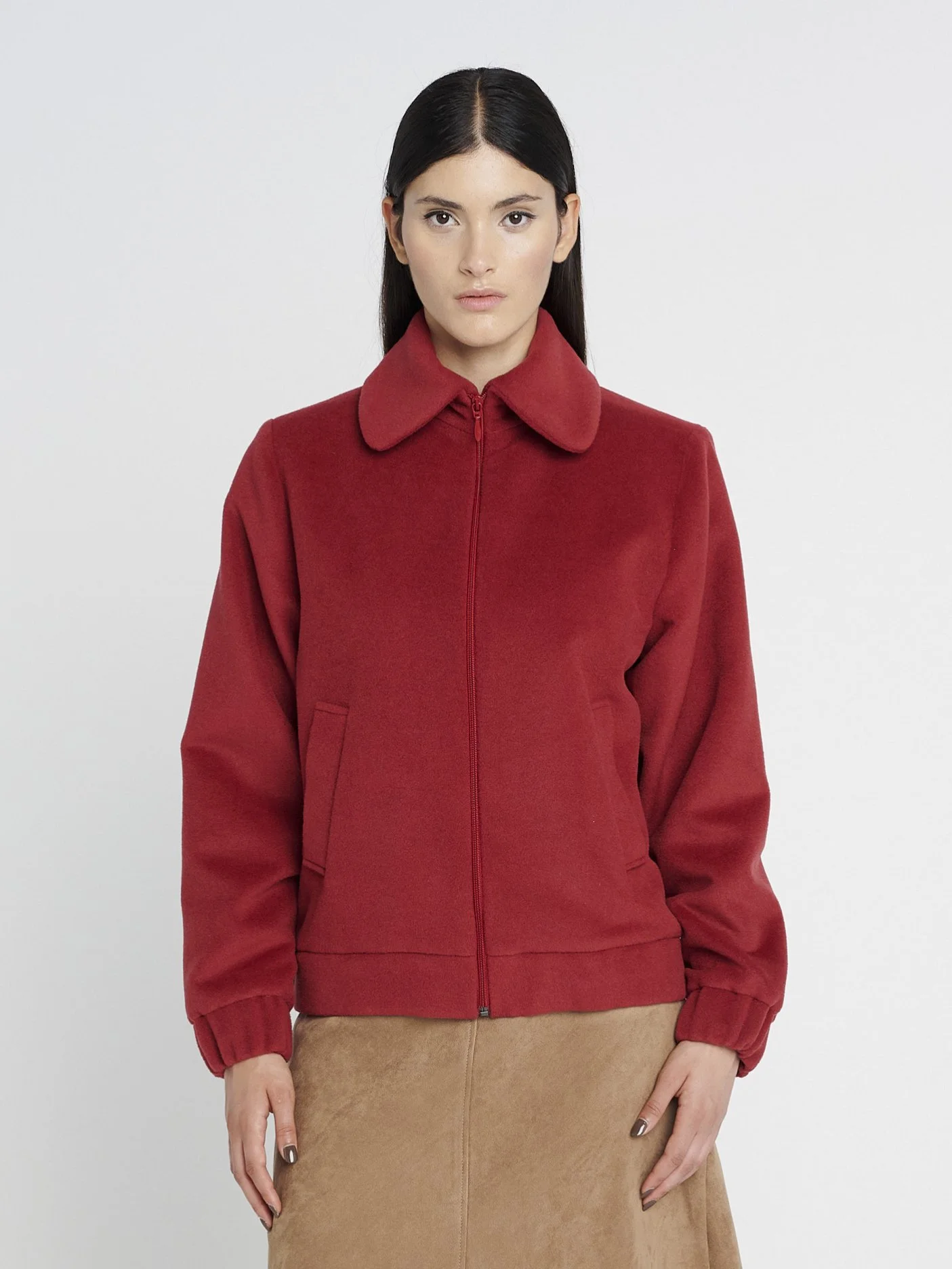 Elegant-Lässige Blousonjacke in rot, endet auf der Hüfte mit breiten Taschen und großem Kragen.