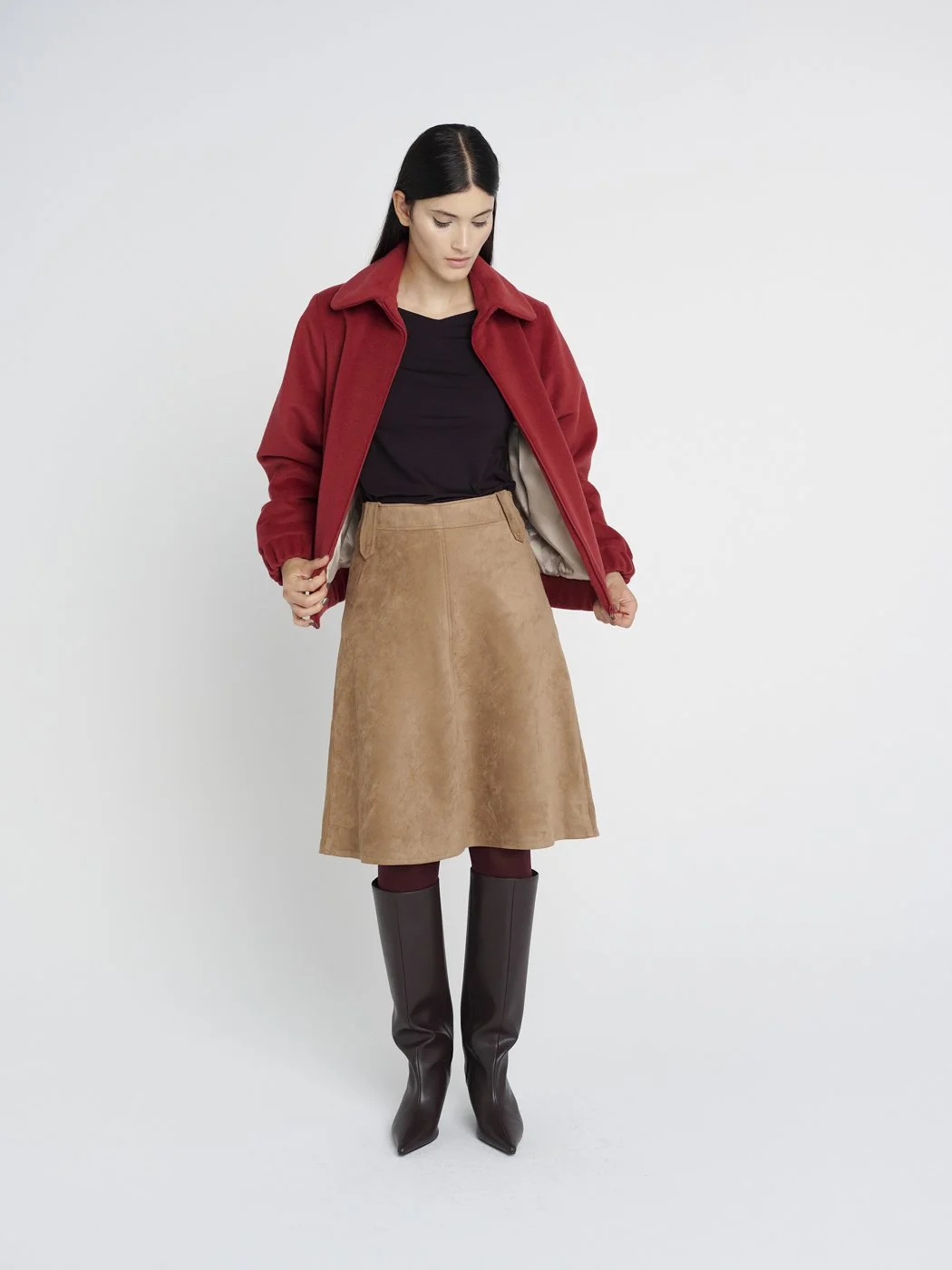 Elegant-Lässige Blousonjacke in rot, endet auf der Hüfte mit breiten Taschen und großem Kragen.