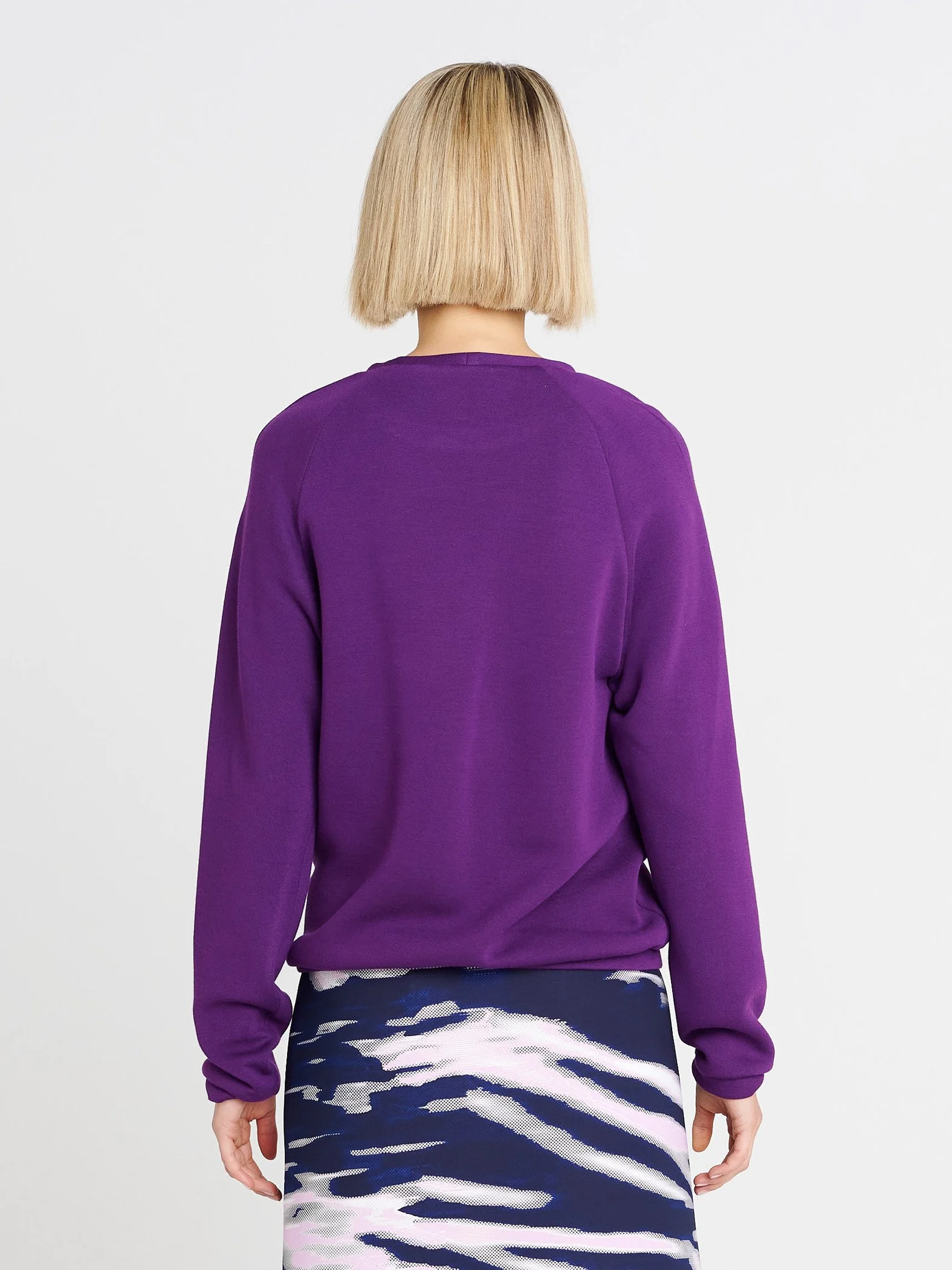 Langärmliger Sweater mit Gummi-Bündchen und rundem Ausschnitt in leuchtend violett
