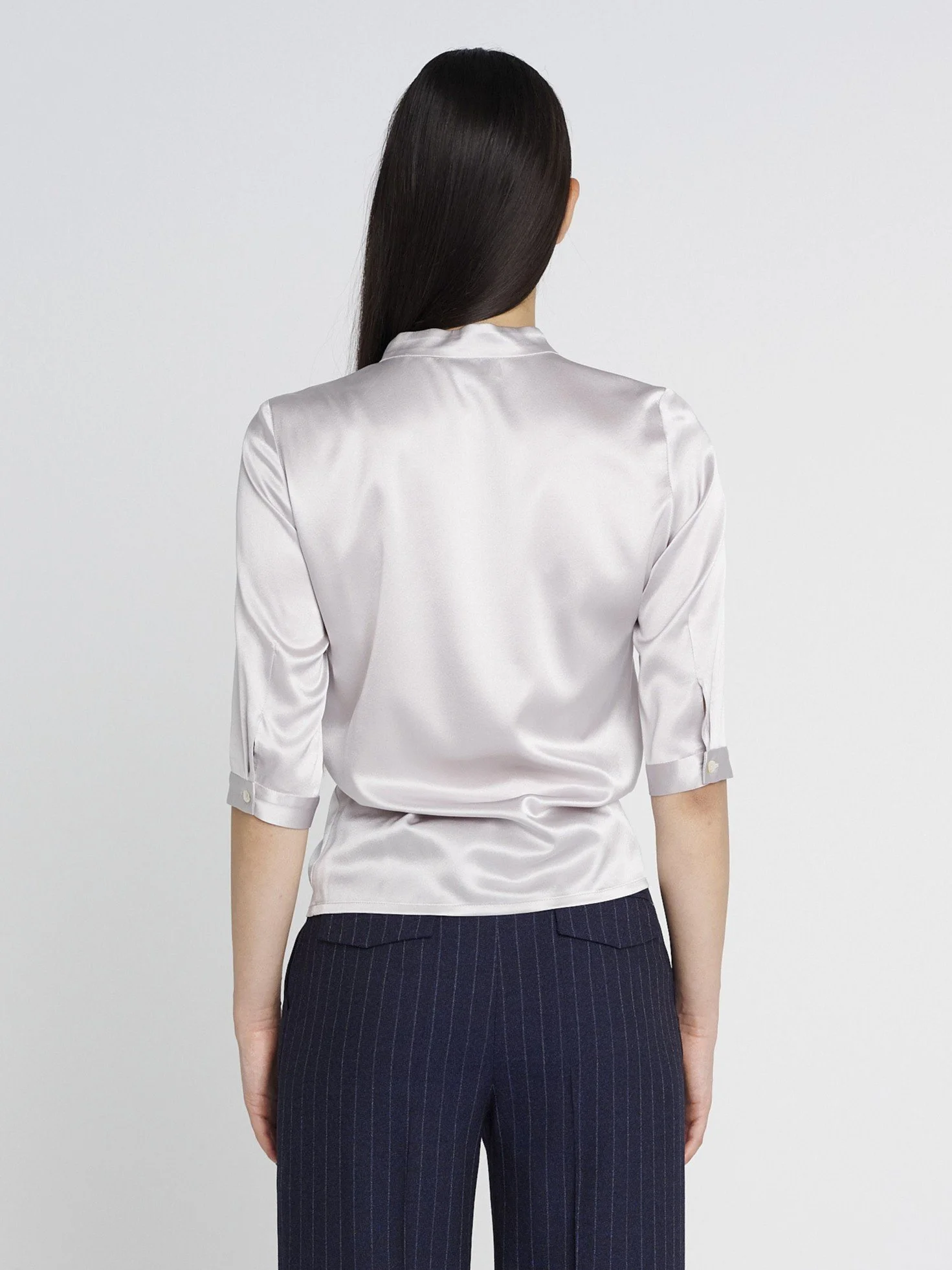 Seidenbluse im Tunika-Stil mit halblangen Ärmeln und V-Ausschnitt.