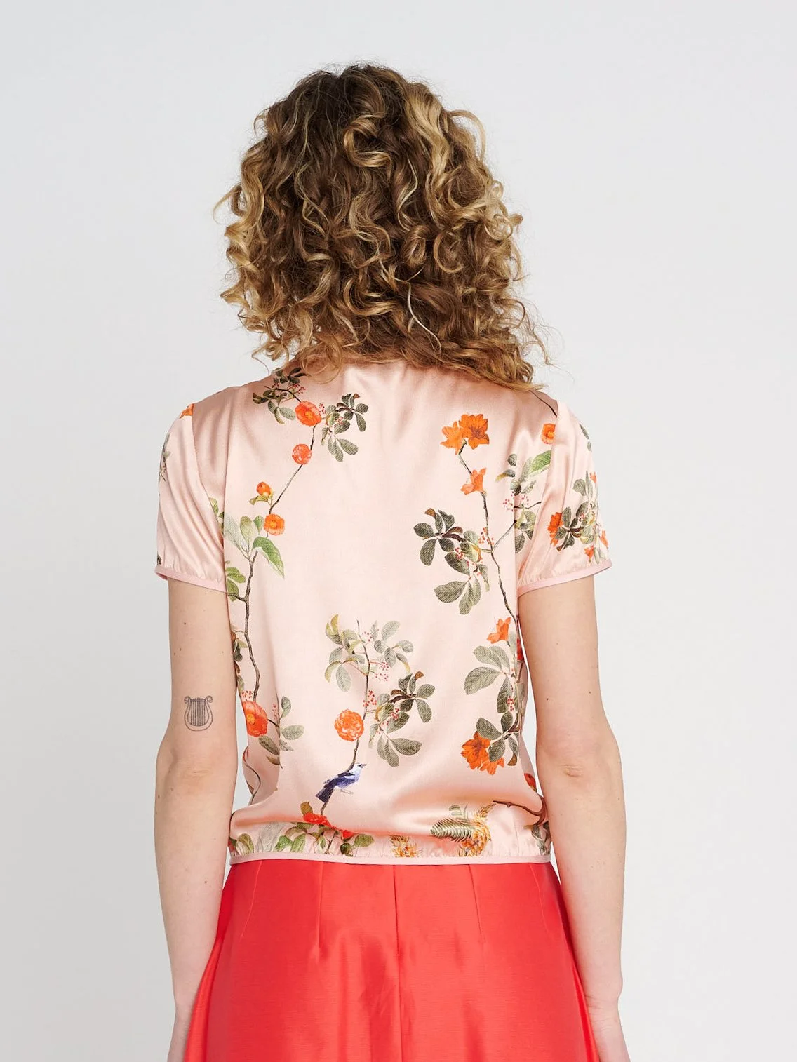 Lässig-elegante Sommerbluse aus Seide, floral gemustert, Rundhalsausschnitt und kurze Ärmel.