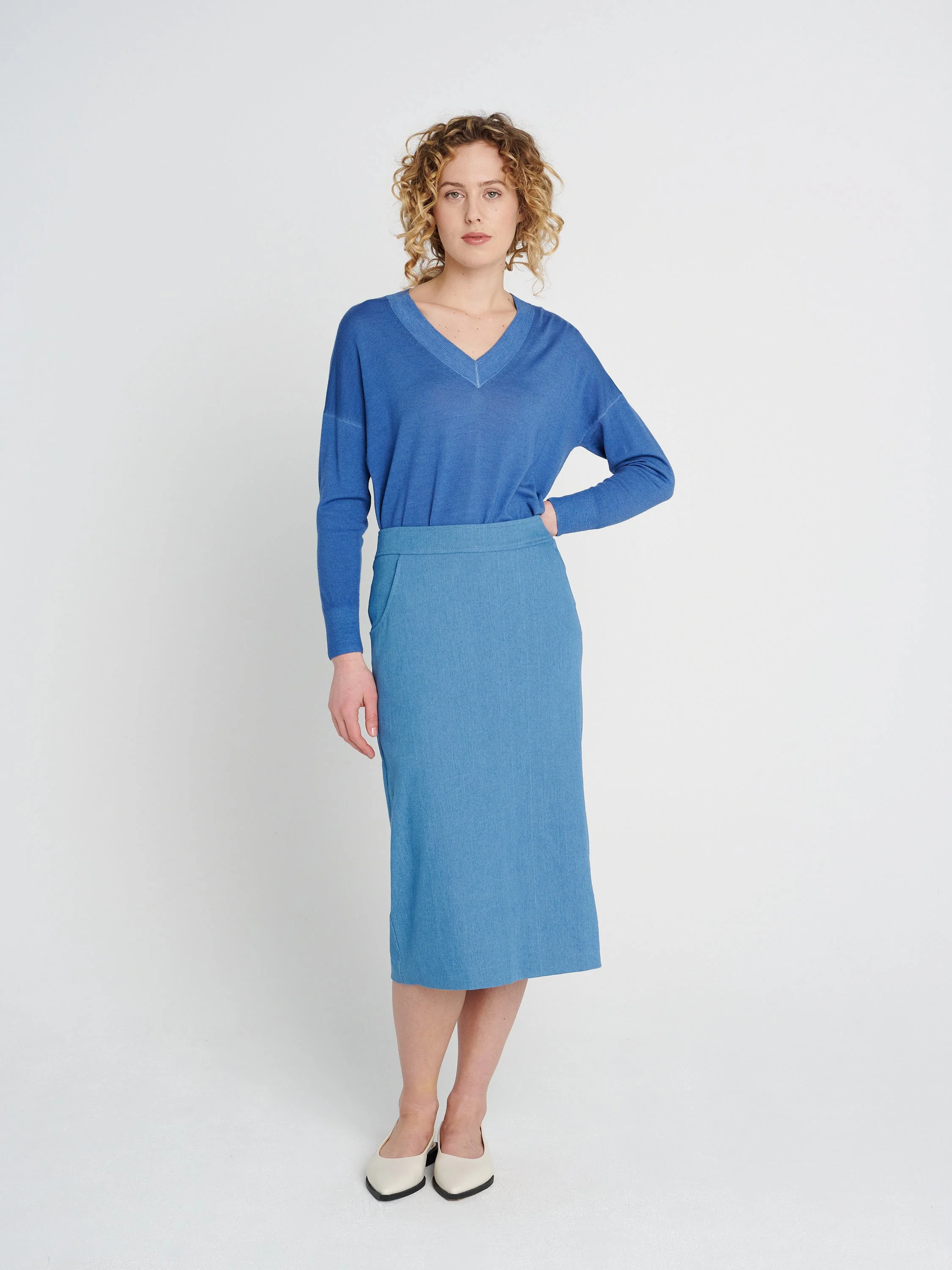 Gerader Rock aus elastischer Baumwolle in Midi-Länge aus hellblauem Denim.