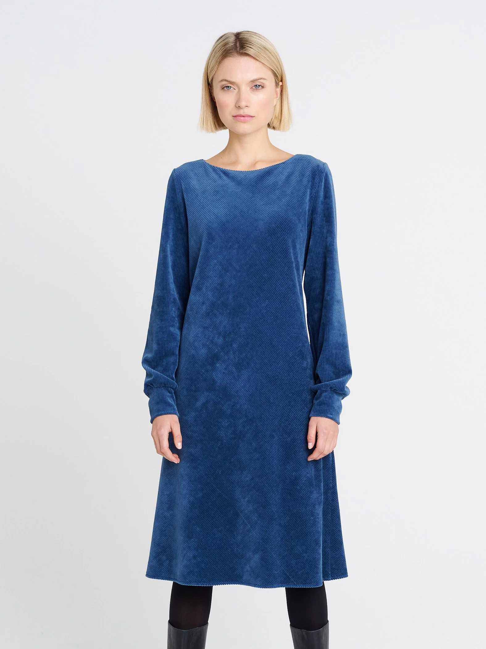 Knielanges Cord-Kleid mit U-Boot-Ausschnitt und Bischof-Ärmeln in mittelblau.