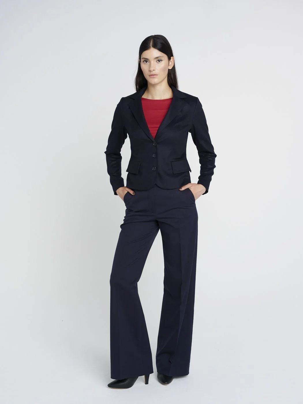Elegant-Lässige Hose mit Klappentaschen hinten und Bügelfalte, dunkelblau Nadelstreifen.