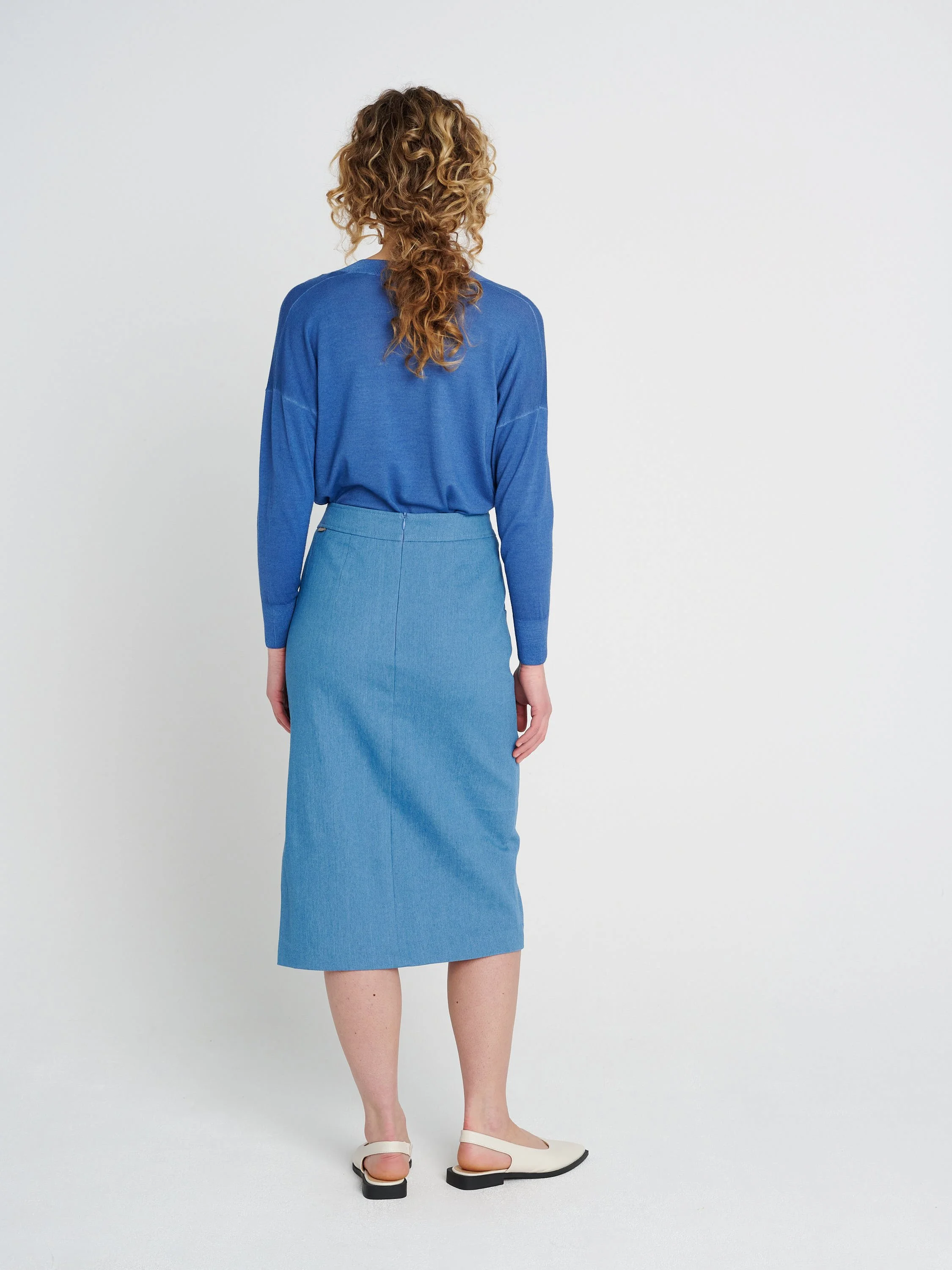 Gerader Rock aus elastischer Baumwolle in Midi-Länge aus hellblauem Denim.