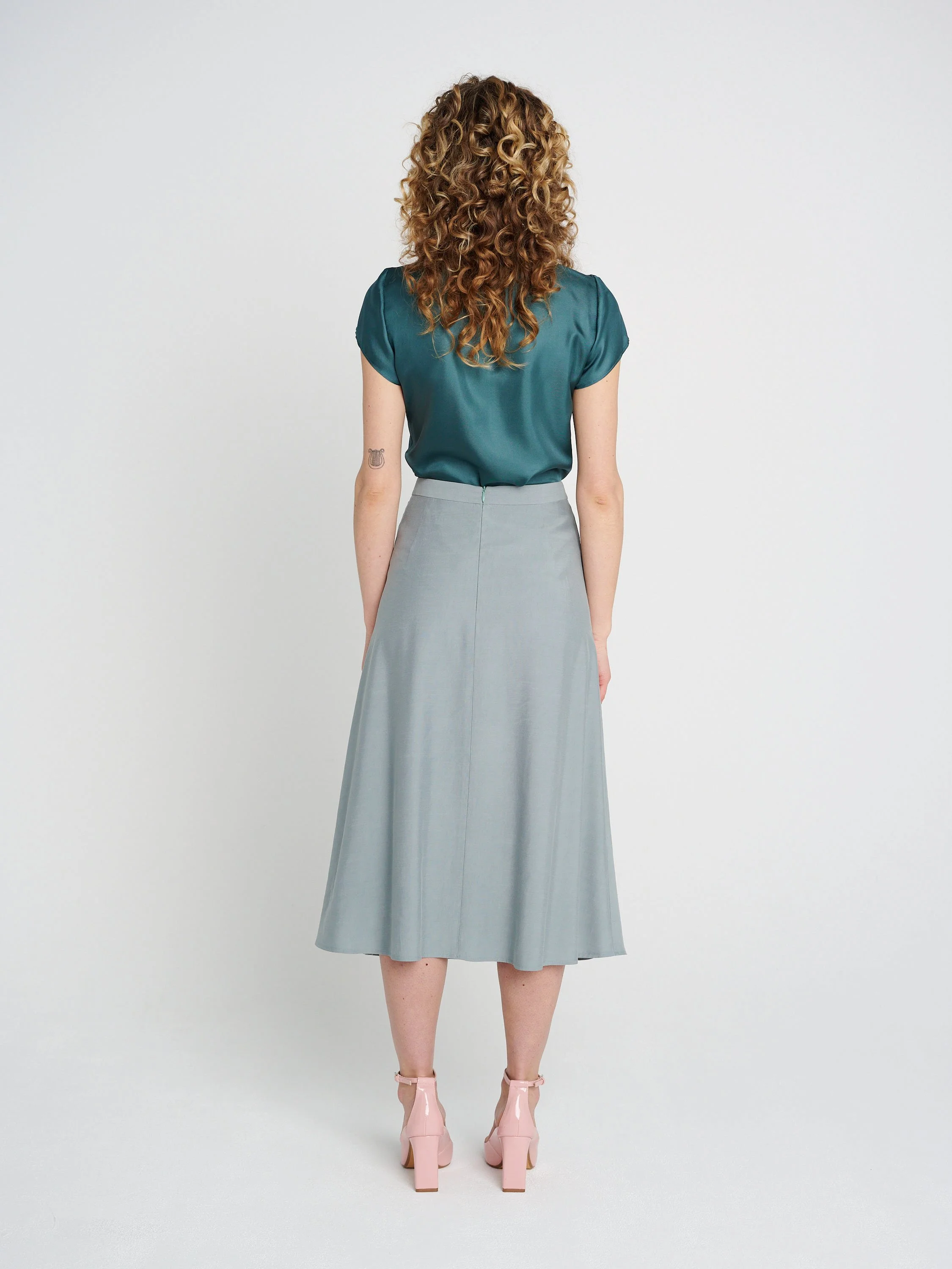 Sommerlicher Rock mit Taillenbündchen und schwingendem Saum in Midi, zeitlos in Salbeigrün