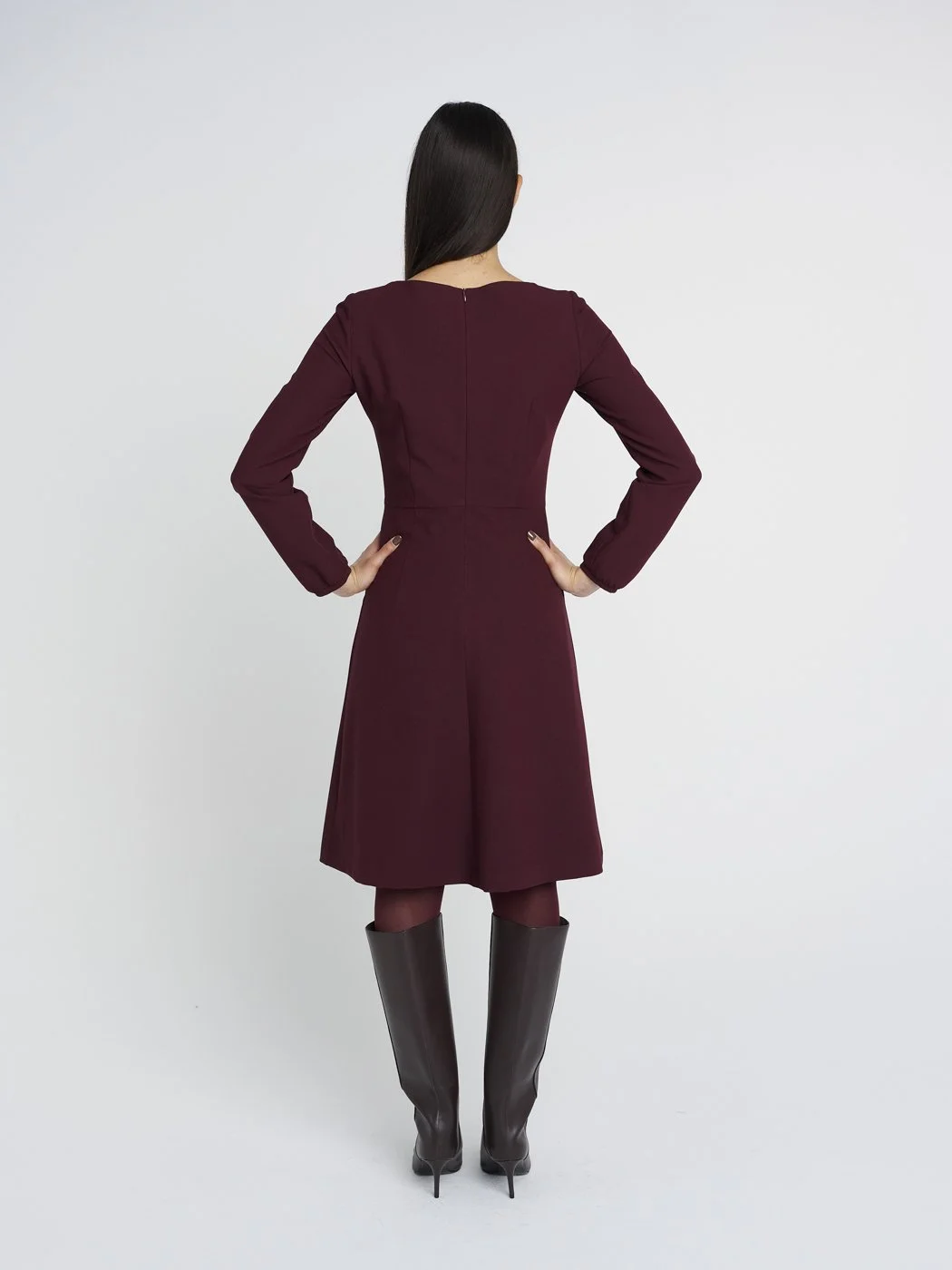 Elegantes, feminines Kleid mit schwingendem Rock und langen Ärmeln in dunkelrot, Oberteil eng geschnitten.