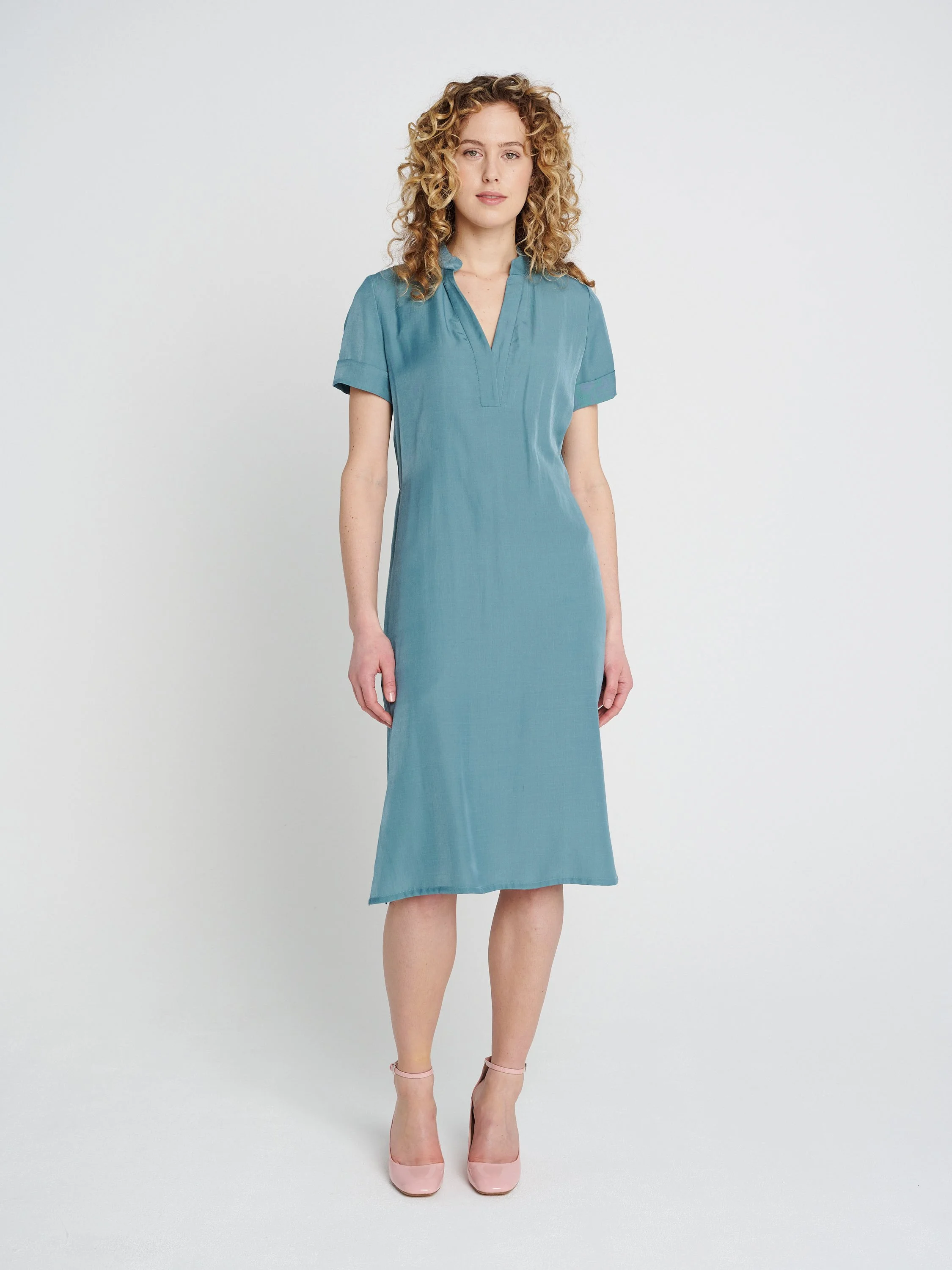 Tunika-Kleid in Knöchellang mit Schlitzen auf beiden Seiten, Ärmeln und Taschen in grün-blau.