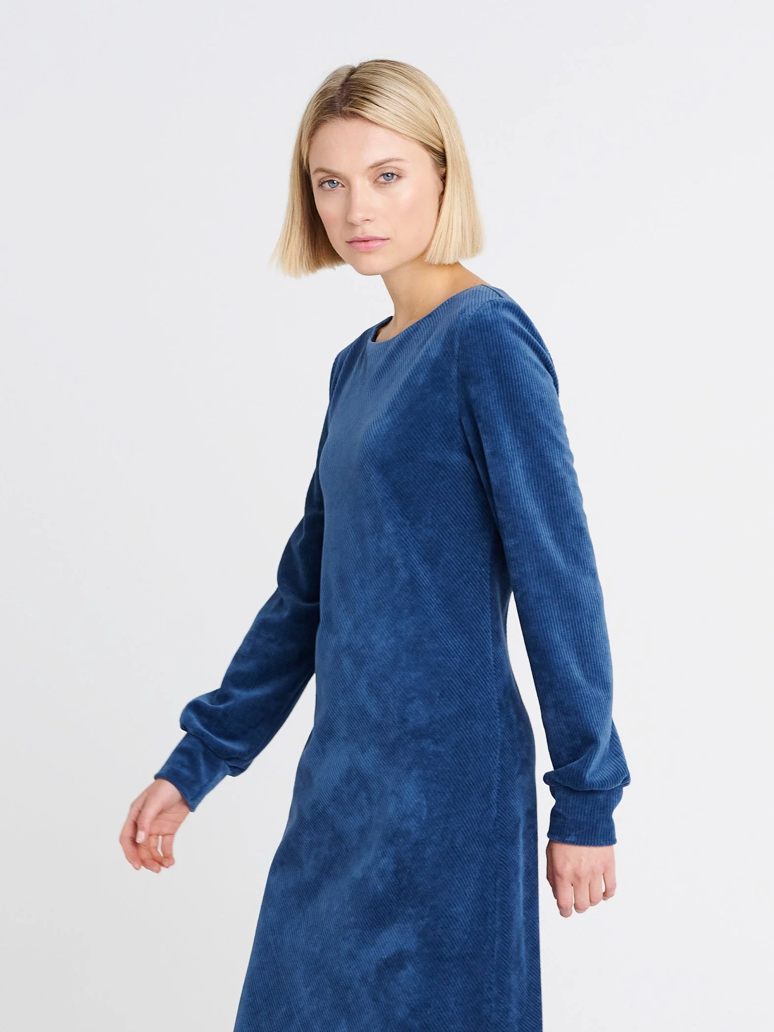 Knielanges Cord-Kleid mit U-Boot-Ausschnitt und Bischof-Ärmeln in mittelblau.