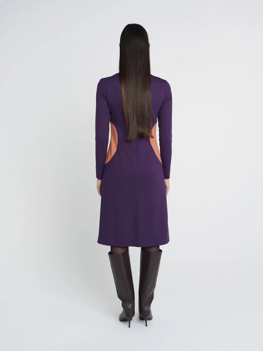 Figurbetontes, knielanges Jerseykleid mit zweifarbigem Design in lila und orange mit Rundhalsausschnitt.