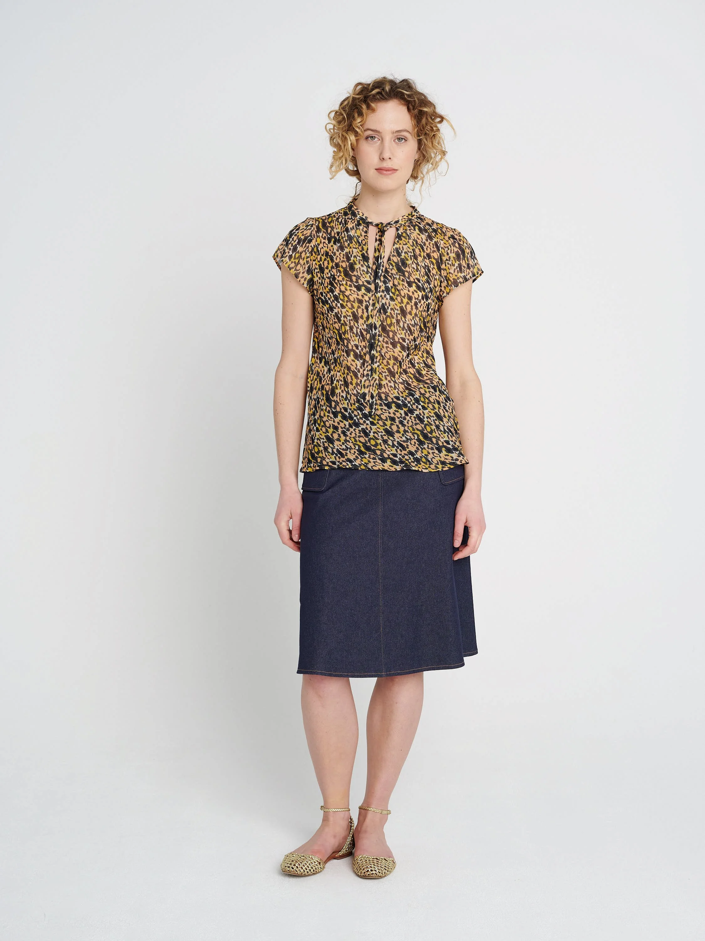 Ärmellose Sommerbluse mit Bändern am Ausschnitt und eleganter lockerer Passform, abstrakt schwarz/ gelb/ rosa gemustert.