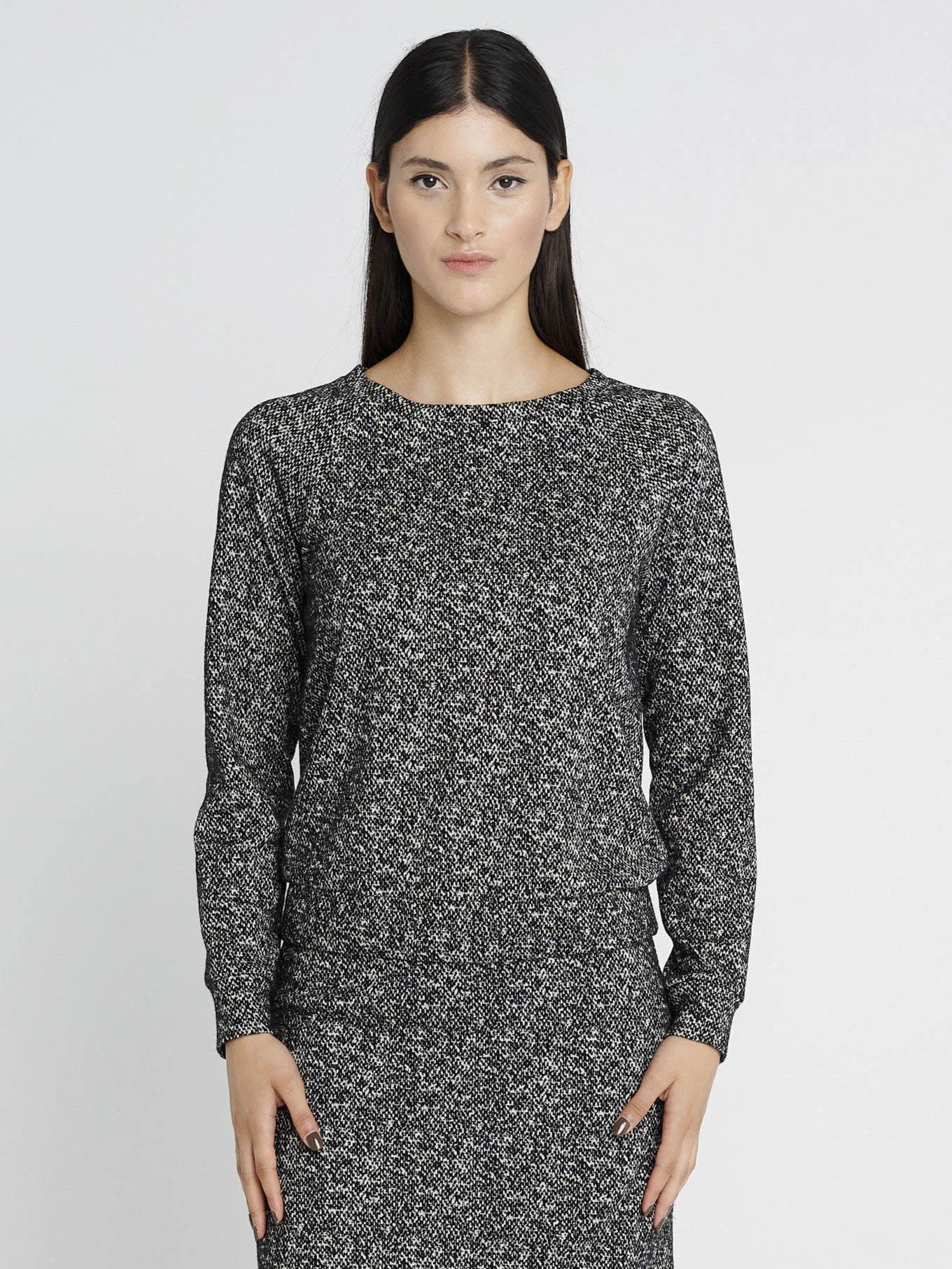 Langärmliger Sweater mit Gummi-Bündchen und rundem Ausschnitt in schwarz/ weiß meliert.