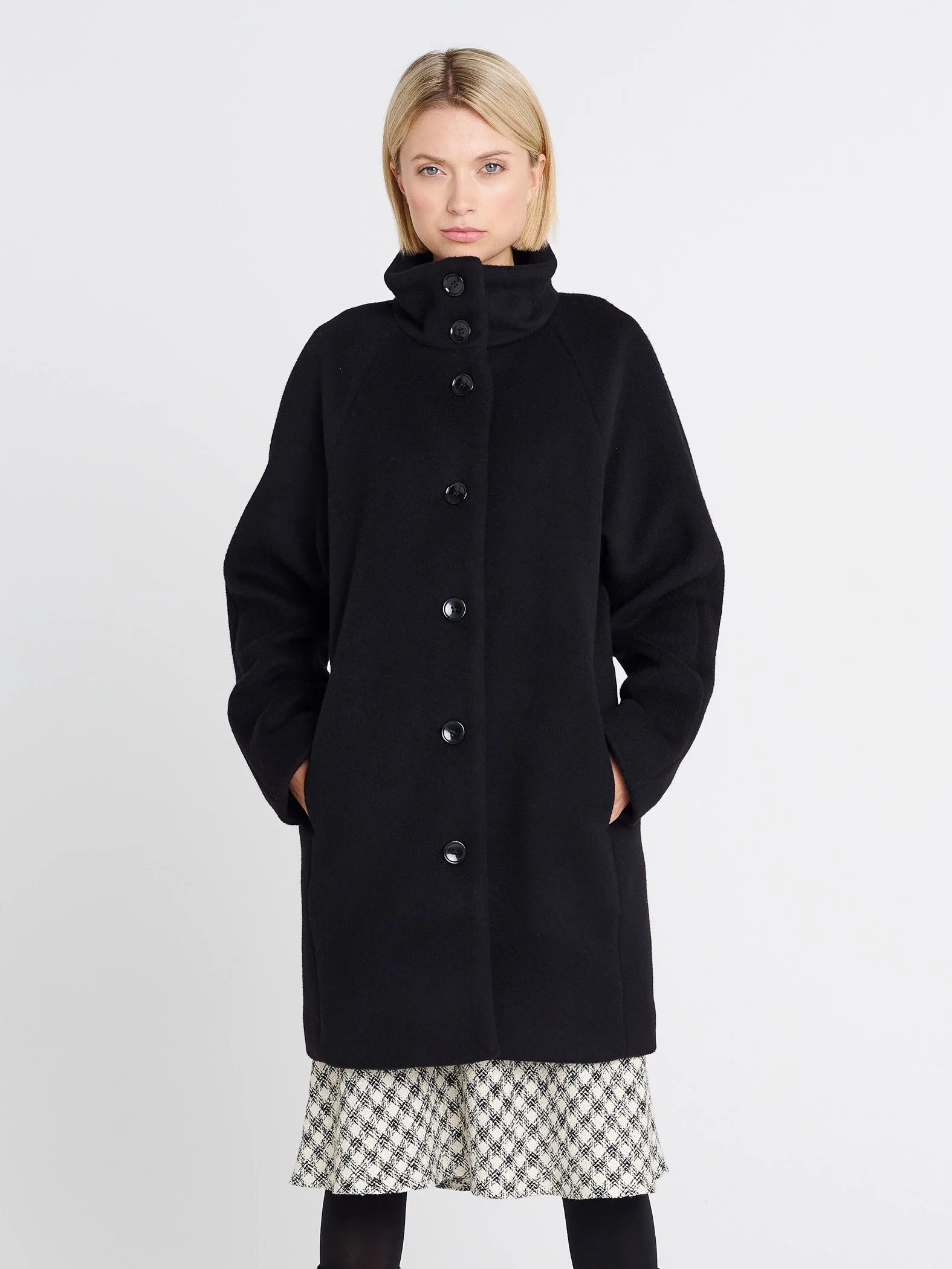 Rock Patrizia schwarz weiß Shirt Naomi schwarz Mantel Bill schwarz-2641.jpg