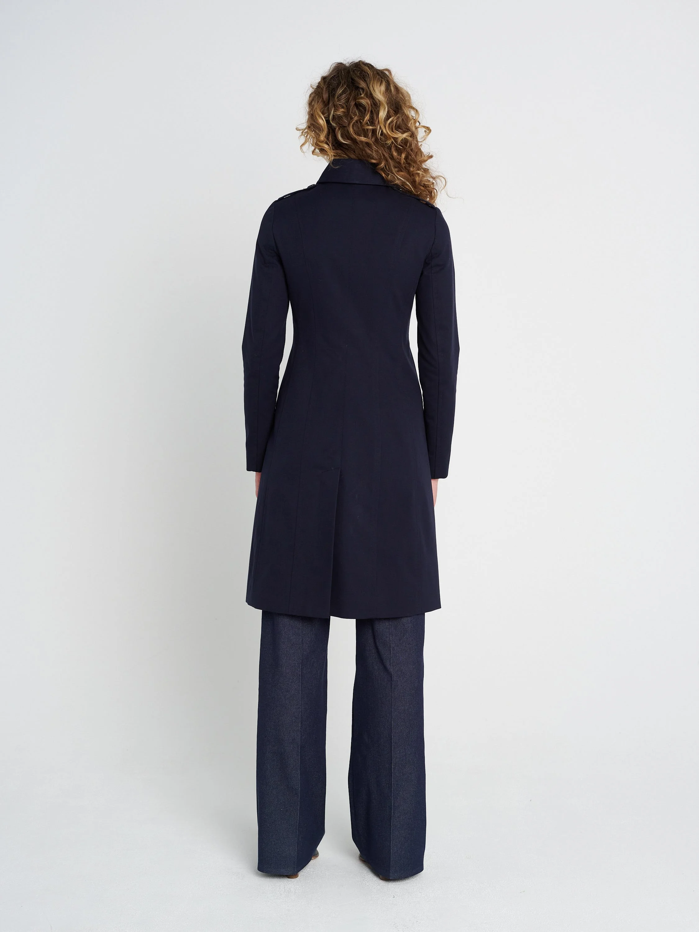 Sommermantel mit Kragen und Taschen, taillierter Doppelreiher mit Teilungsnähten in dunkelblau