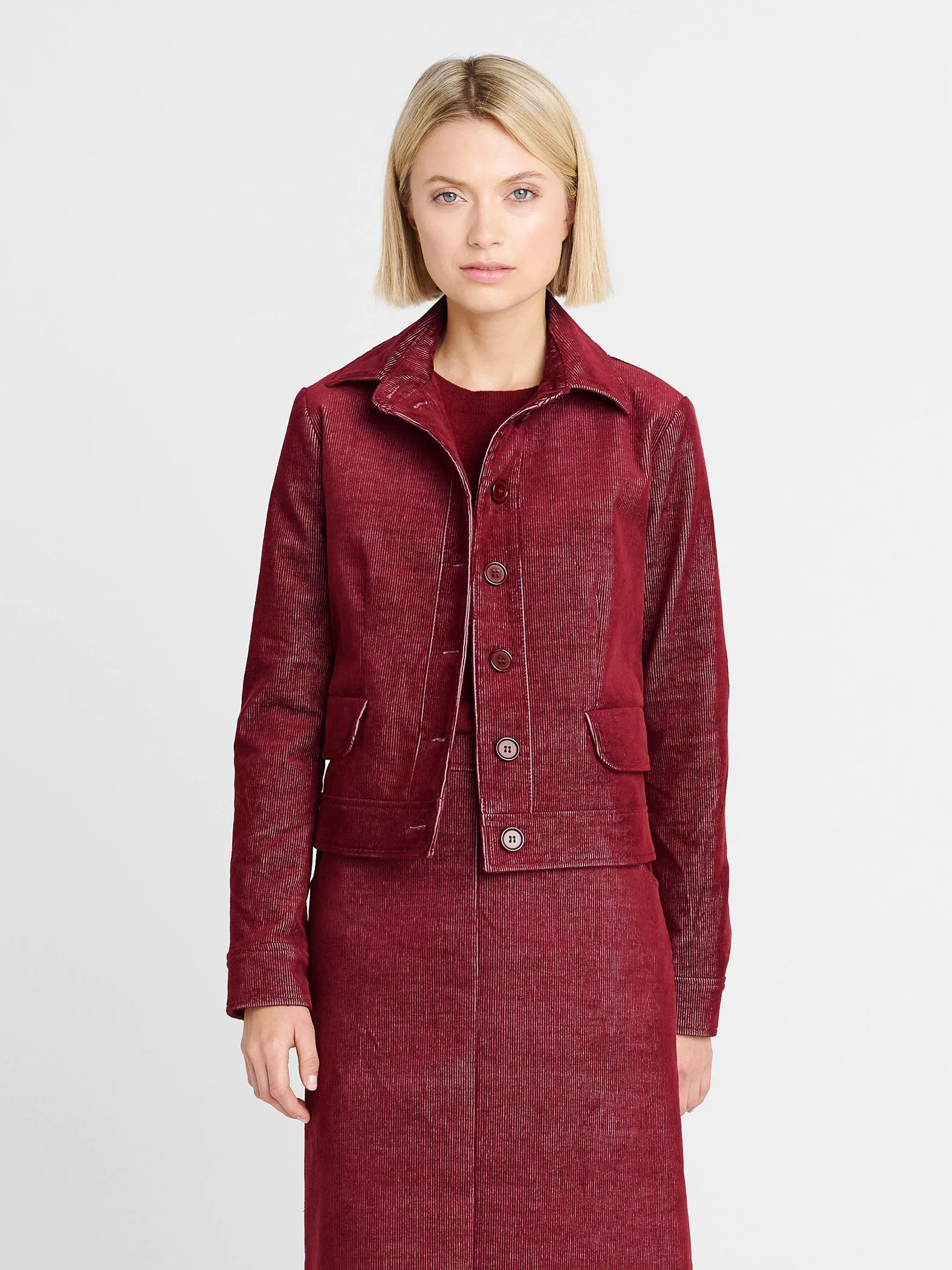 Kurze Jacke aus Crod mit runden Klappentaschen und Knöpfen in dunkelrot
