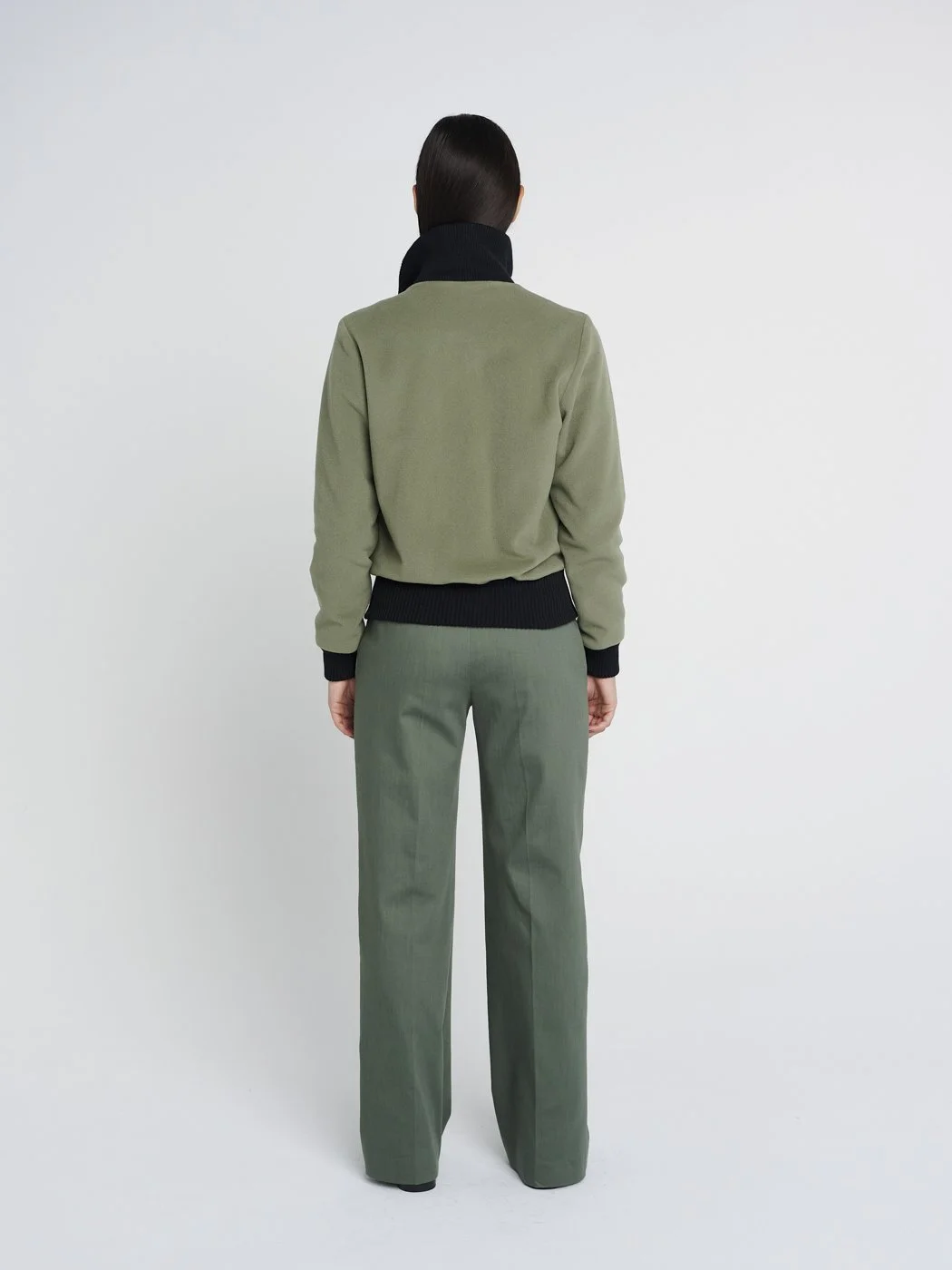 Sportliche Anzughose mit weitem Bein, smart-casual-Look in oliv-grün.