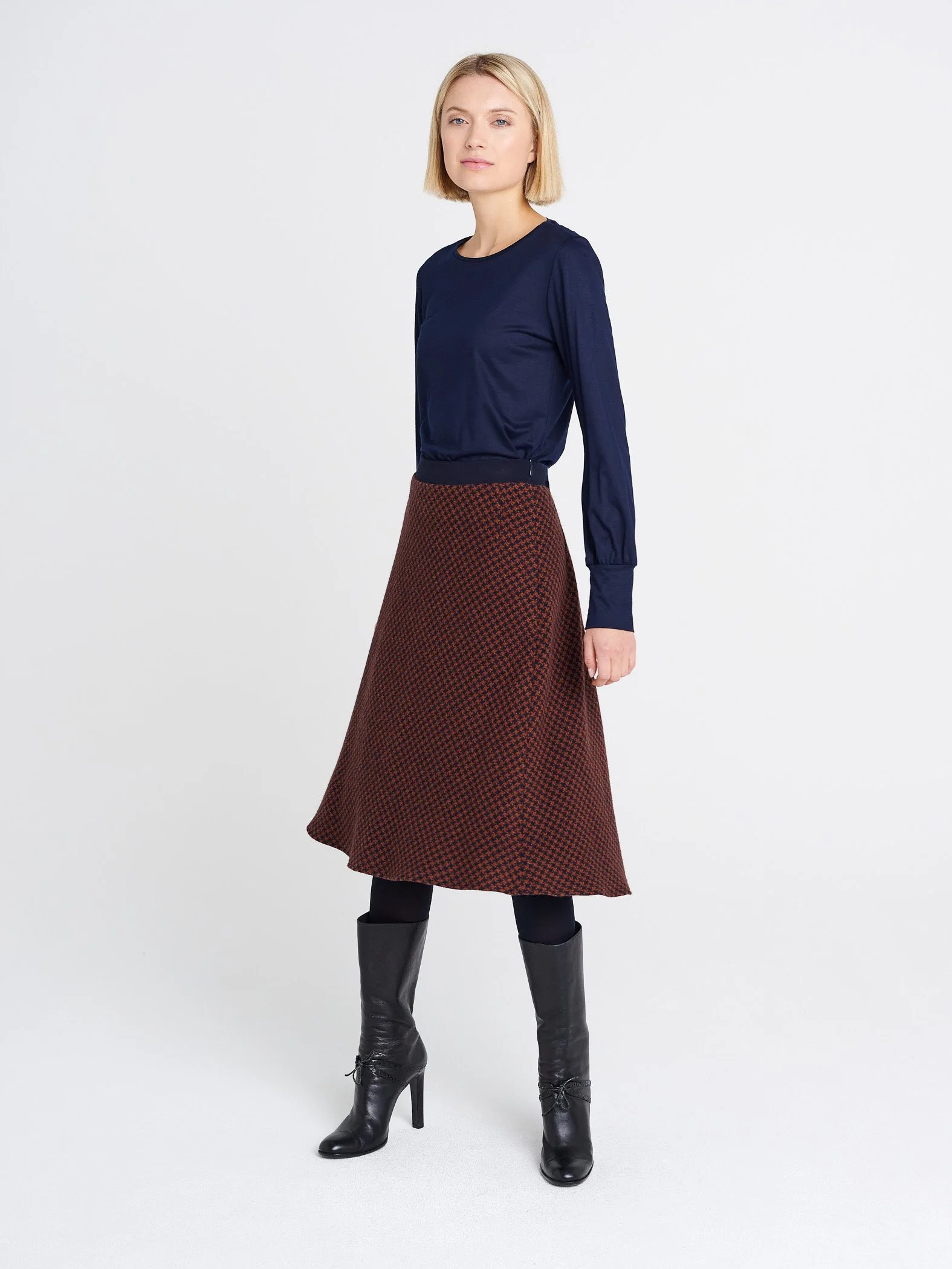 A-Linien Rock mit modernem Look und Gummi-Bündchen in braun-dunkelblau gemustert