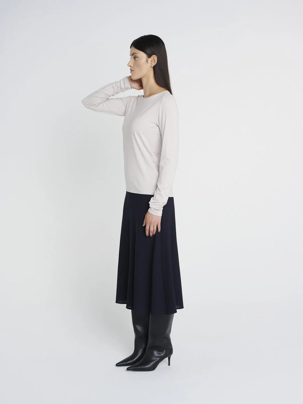 Jerseyshirt in beige/ creme mit langen Ärmeln und rundem Ausschnitt, eng geschnitten.