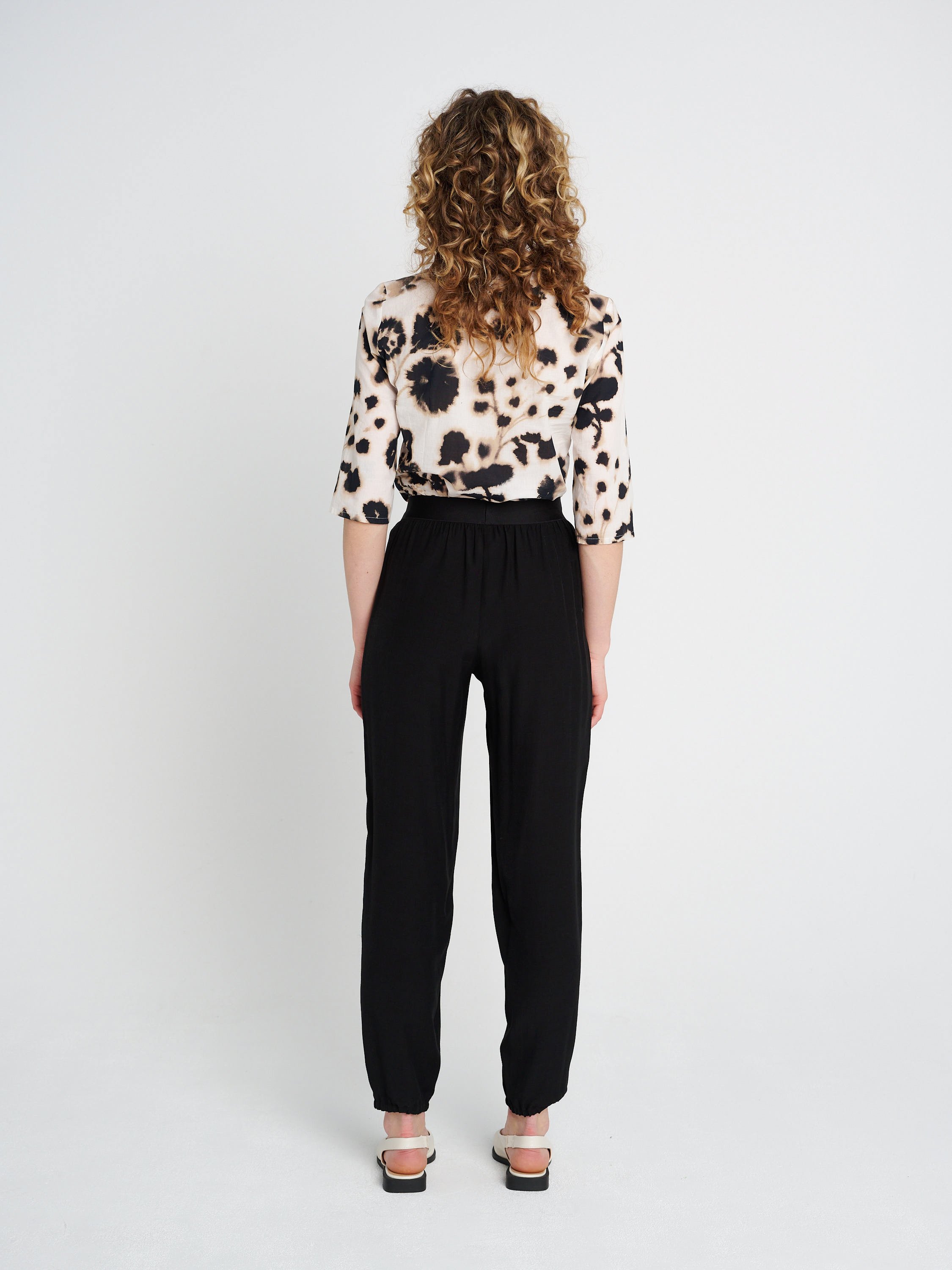 Sommerliche, gemütliche Hose mit fließendem Fall, elastisches Bündchen, schmales Bein in schwarz