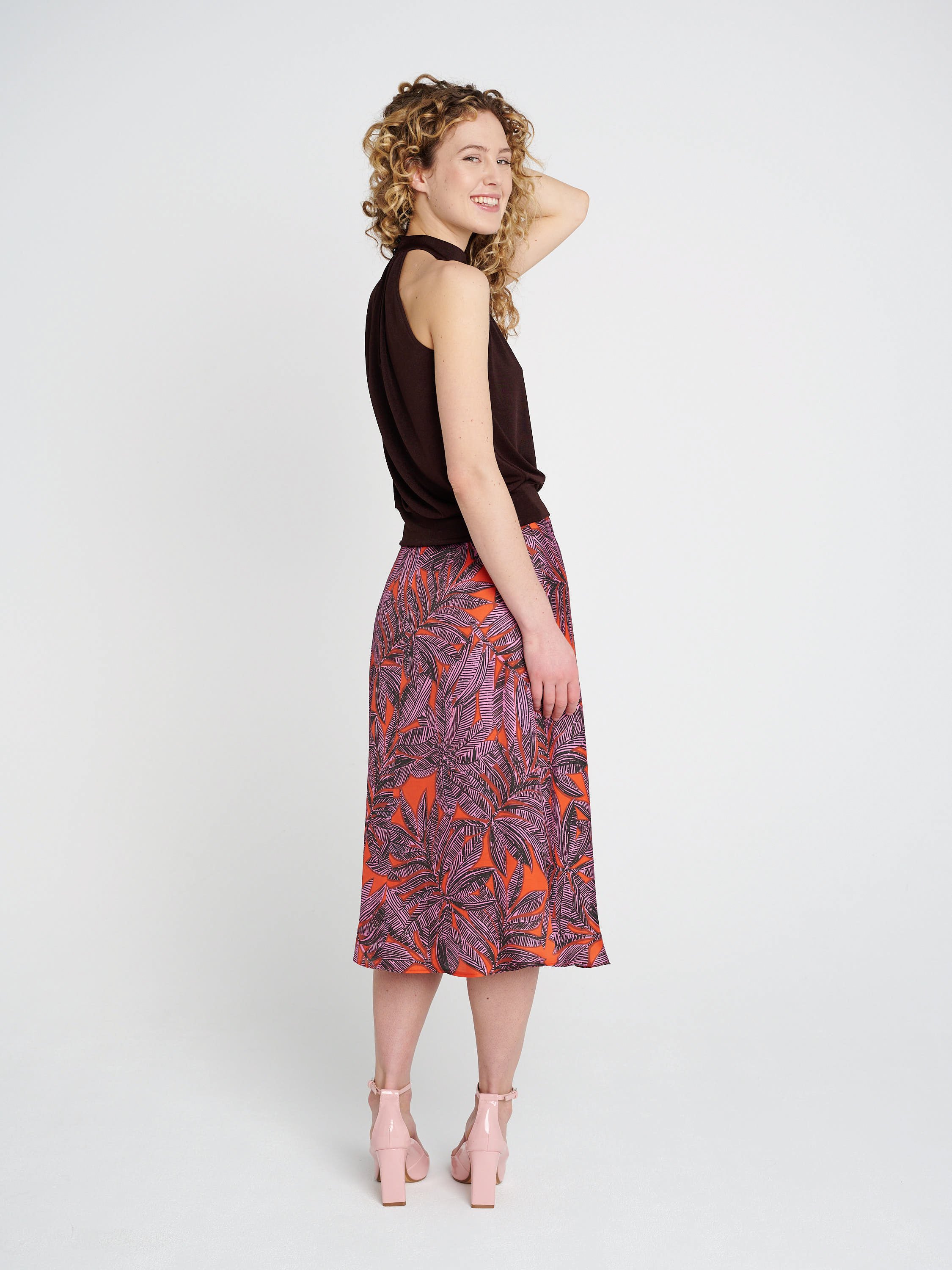 Midi-Rock, lässig-elegant Blumenmuster und ausgestelltem, weich fallendem Saum