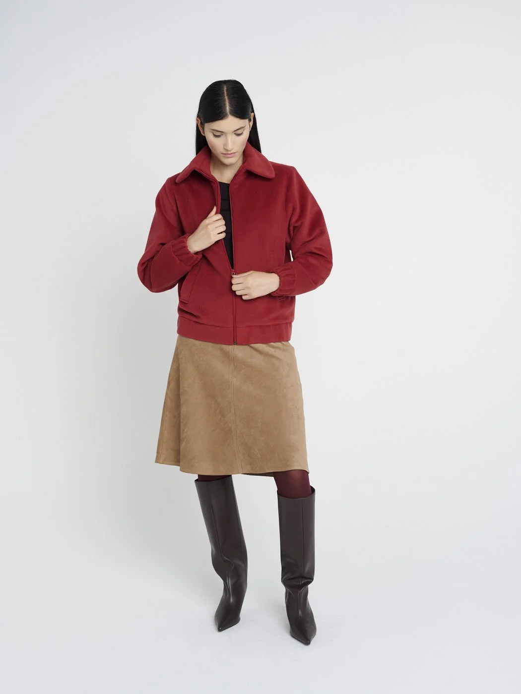 Elegant-Lässige Blousonjacke in rot, endet auf der Hüfte mit breiten Taschen und großem Kragen.