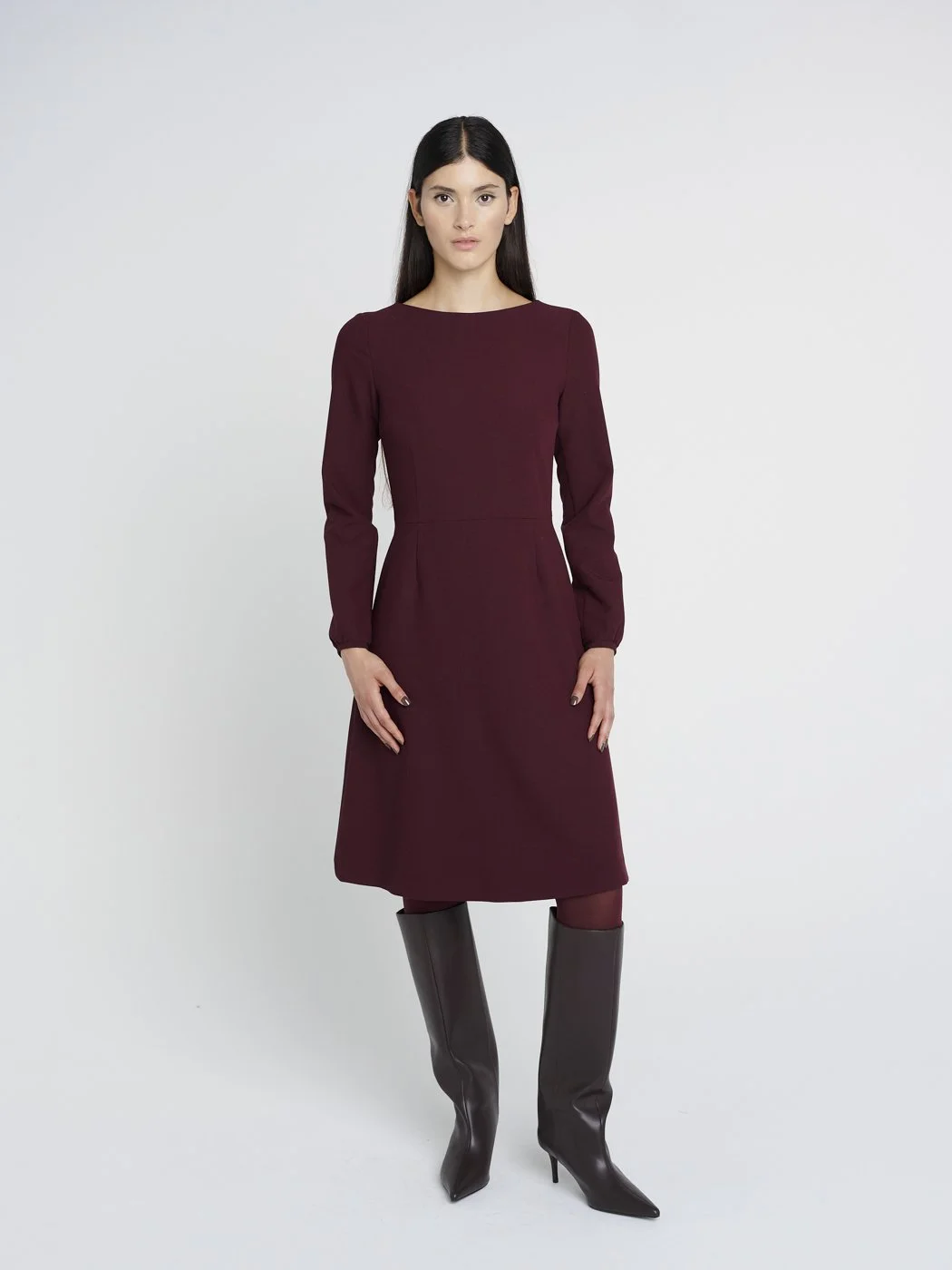 Elegantes, feminines Kleid mit schwingendem Rock und langen Ärmeln in dunkelrot, Oberteil eng geschnitten.