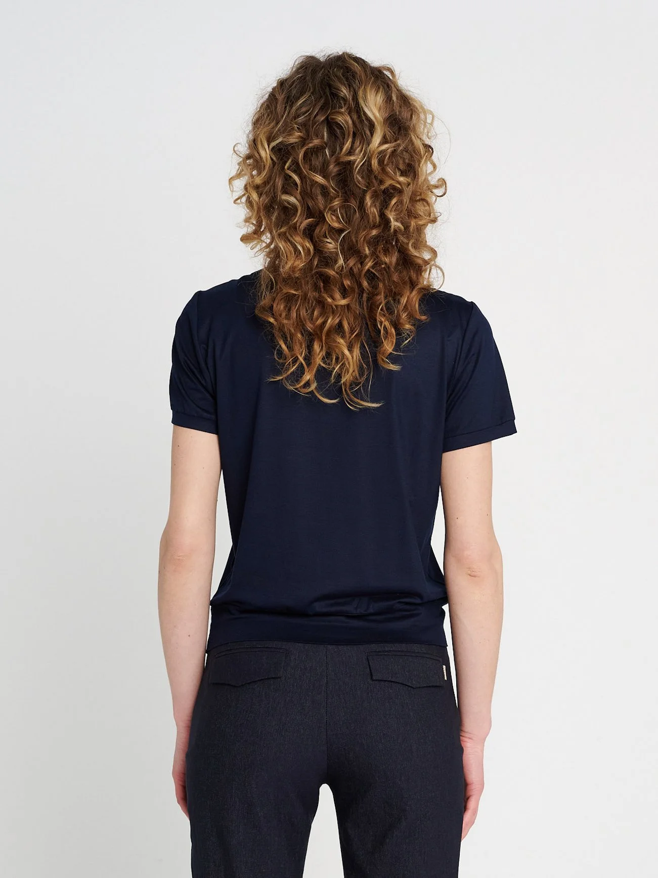 Dunkelblaues  T-Shirt, kurzärmlig, luftig geschnitten mit Bündchen aus weichem Bambus-Jersey.