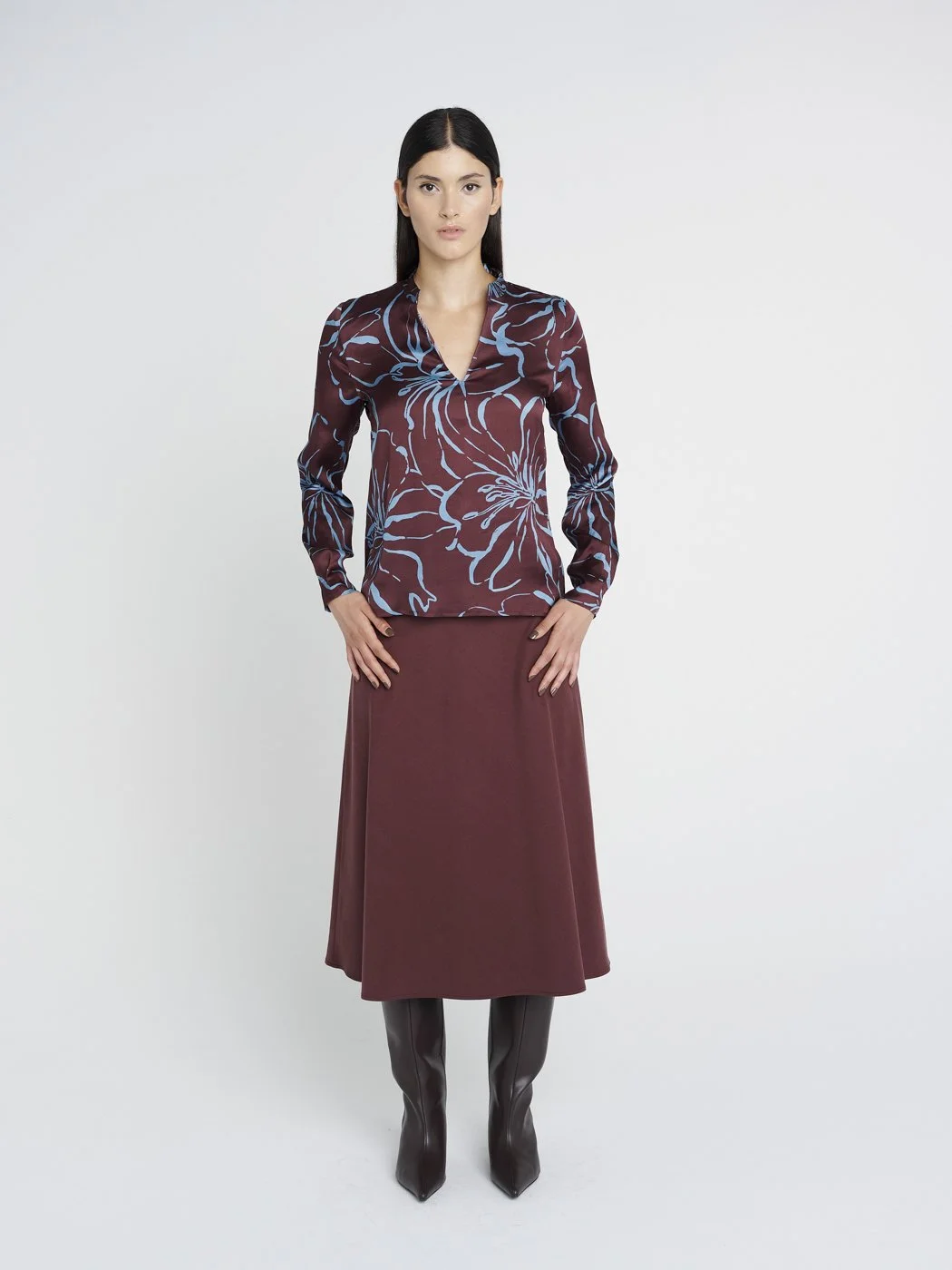Elegante Bluse aus Viskose in hellblau und dunkelrot, lange Ärmel und V-Ausschnitt.